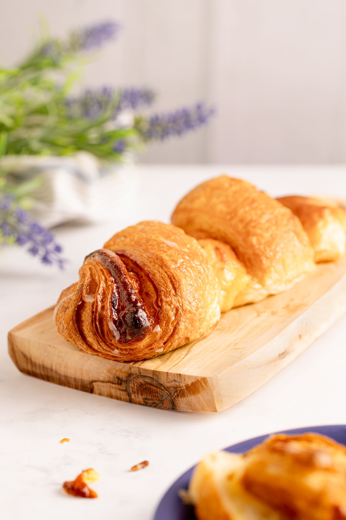 Auf diesem Foto sehen Sie eine Frühstücksszene in dessen Mittelpunkt ein frisch gebackener Puddingzopf angerichtet ist.