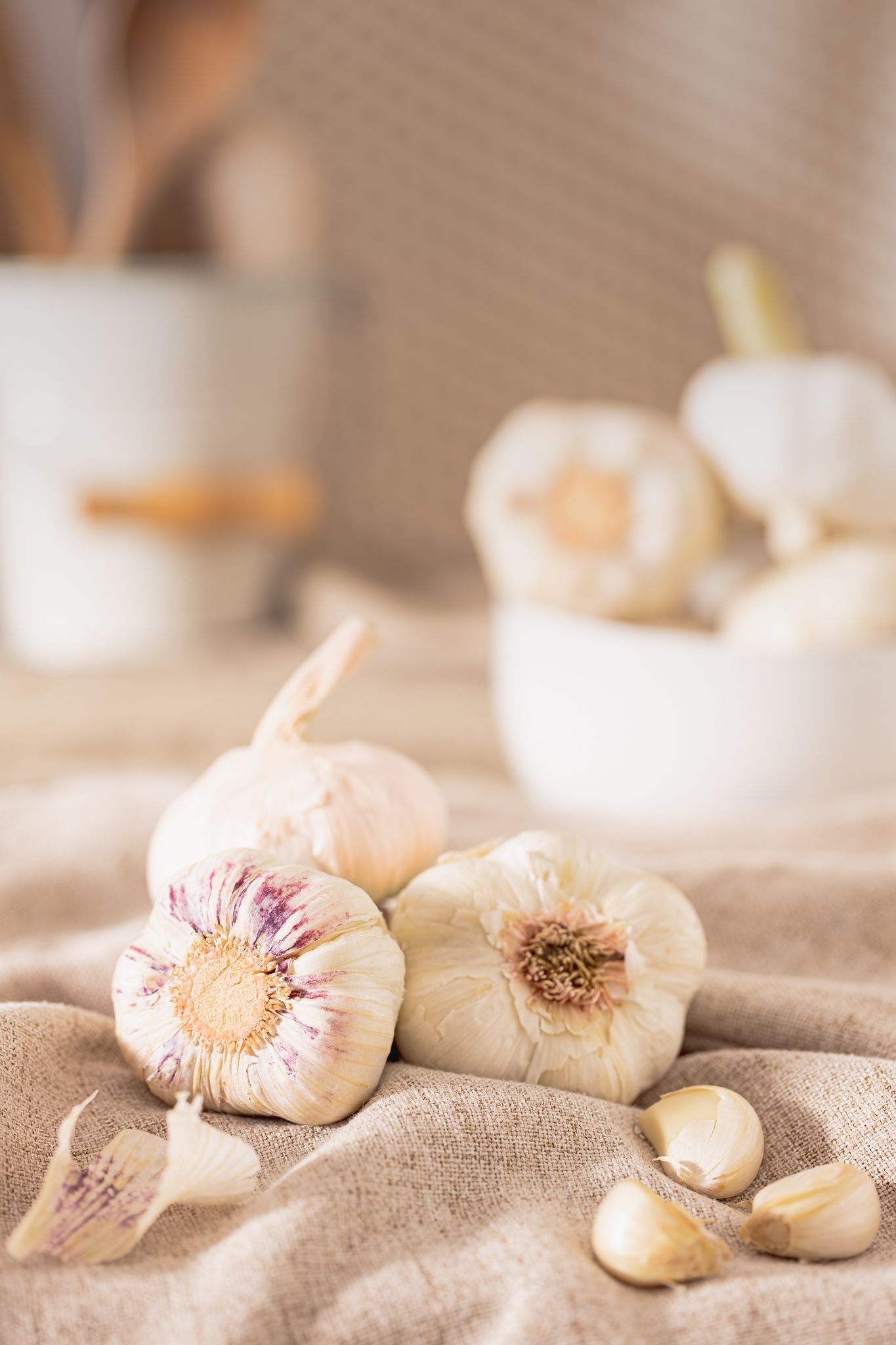 0036_Knoblauch Dieses Foto zeigt eine Küchenszene mit frischem Knoblauch. Dieses ansprechende Foodfoto wurde von Adlhoch
