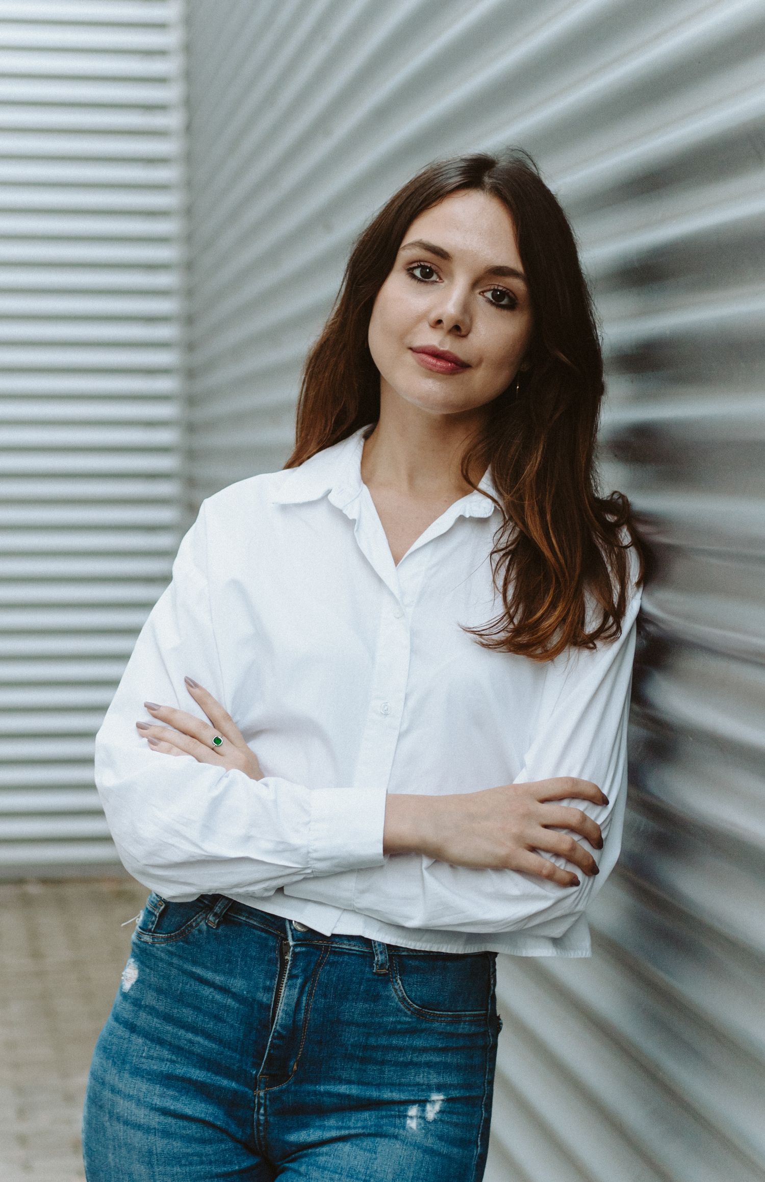 Authentisches Outdoor Portrait mit natürlicher Mimik, hochwertige Portraitfotografie in urbaner Umgebung