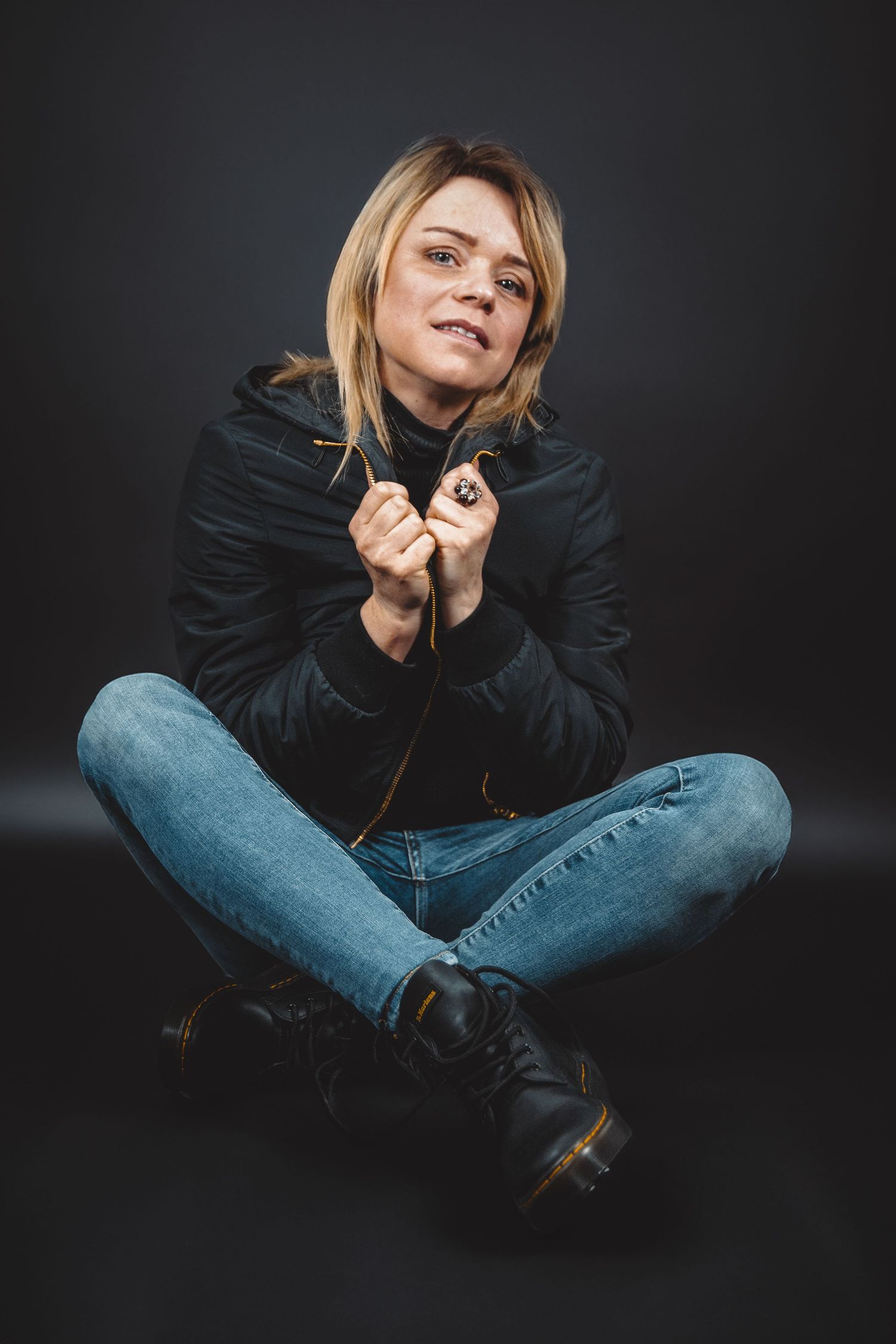 Ausdrucksstarkes Portrait mit intensivem Blick, emotionale Portraitfotografie mit natürlichem Licht und ruhiger Bildwirkung