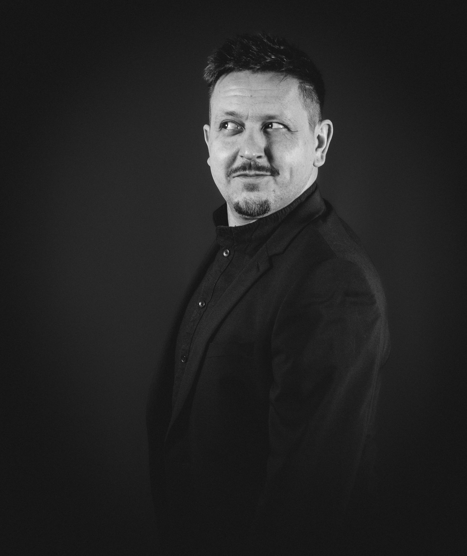 Charakterstarkes Portrait mit natürlicher Ausstrahlung, hochwertige Portraitfotografie in ruhigem Farbstil