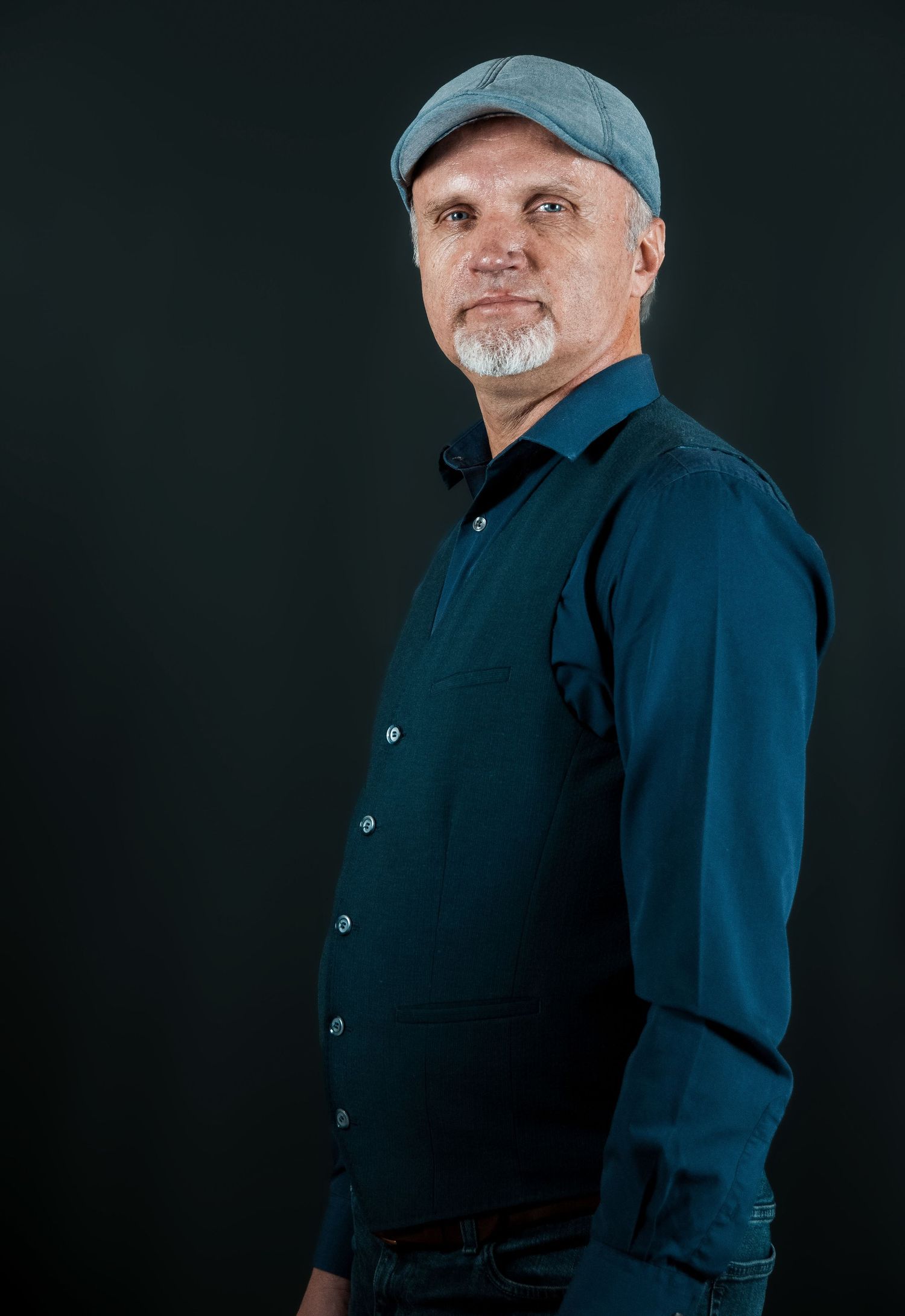 Intensives Portrait mit ruhigem Hintergrund, moderne Portraitfotografie mit Fokus auf Persönlichkeit