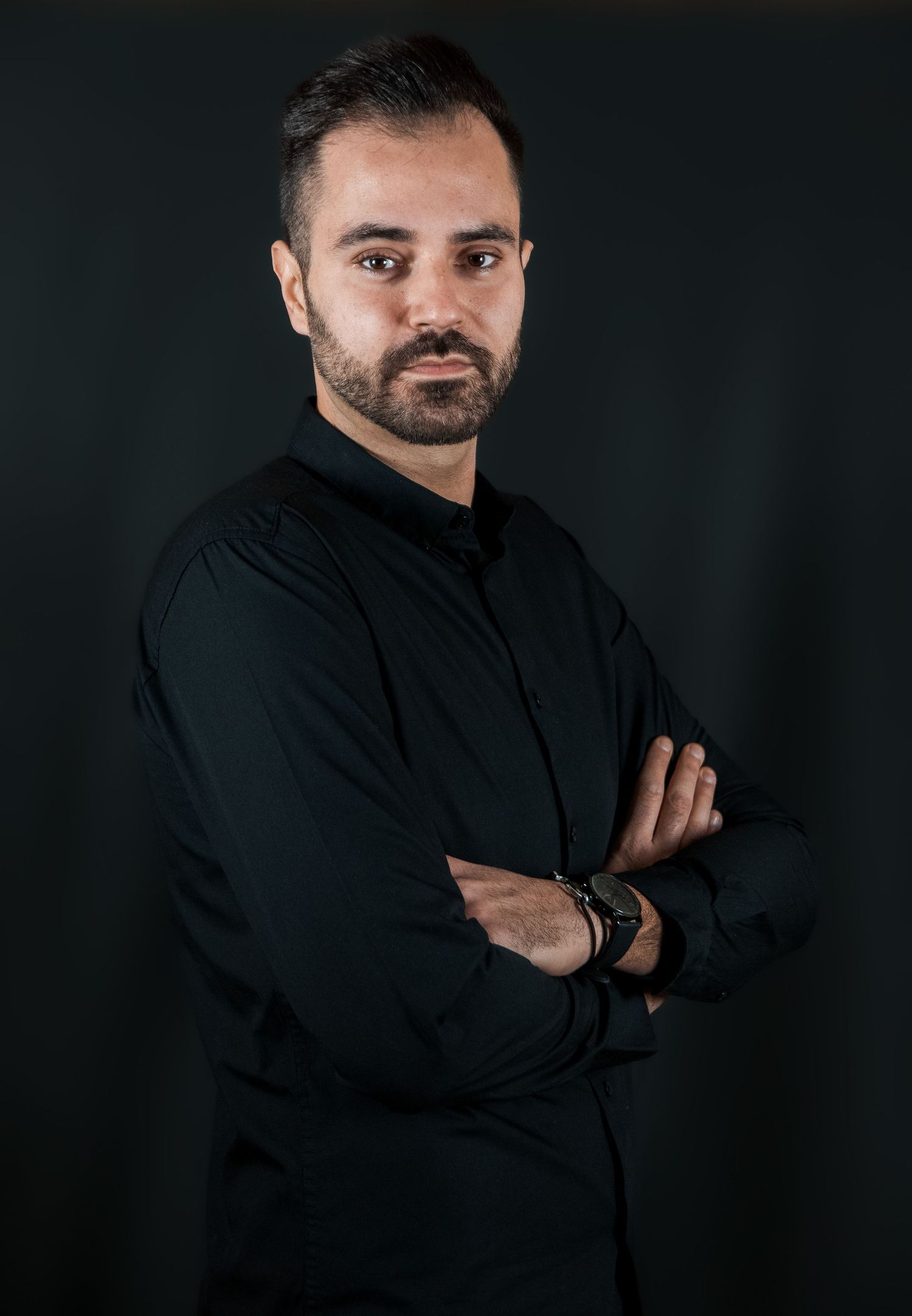 Emotionales Portrait in natürlicher Umgebung, professionelle Portraitfotografie mit sanftem Licht und Tiefe
