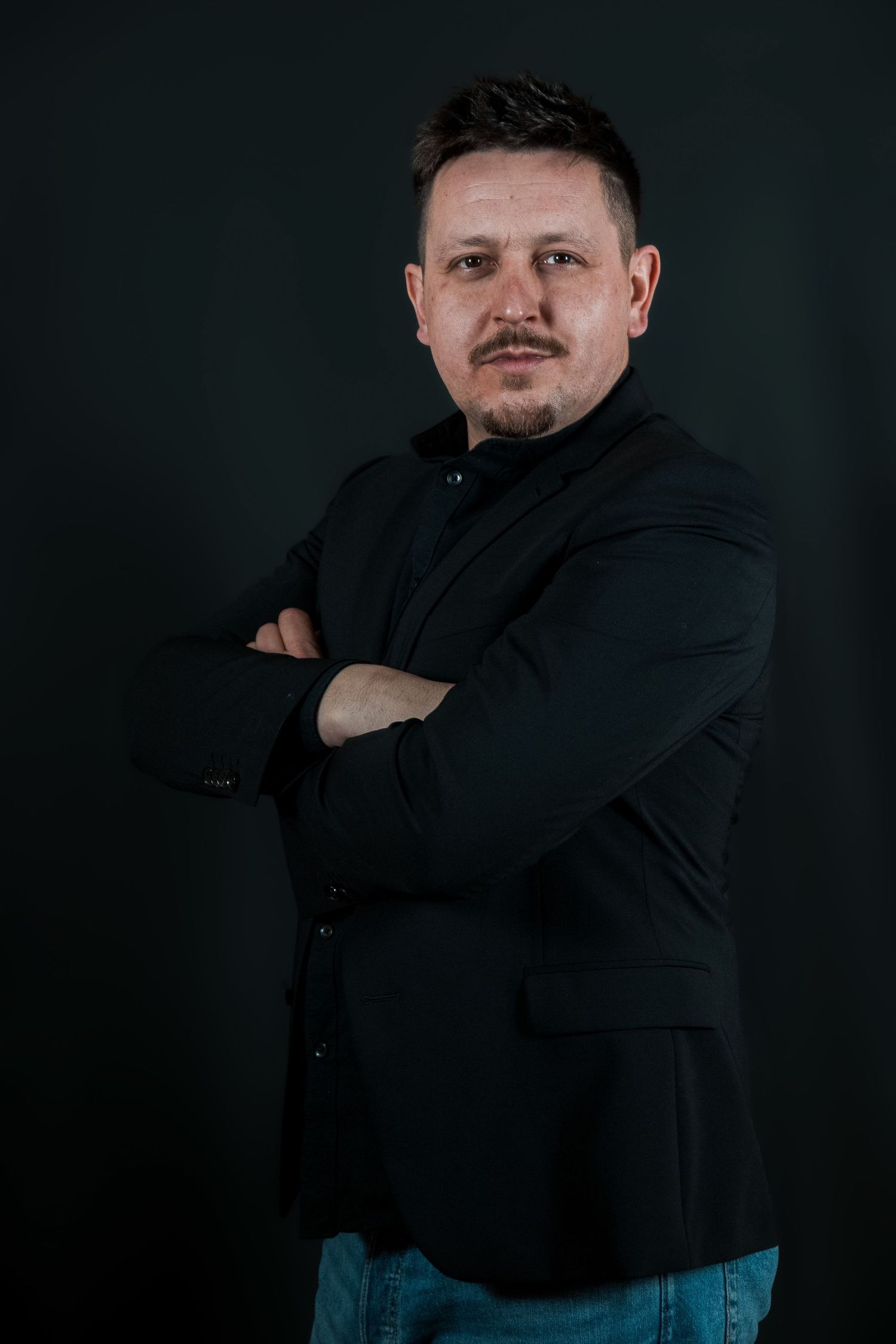 Ausdrucksstarkes Portrait mit natürlichem Licht, moderne Portraitfotografie mit Fokus auf Emotion und Nähe