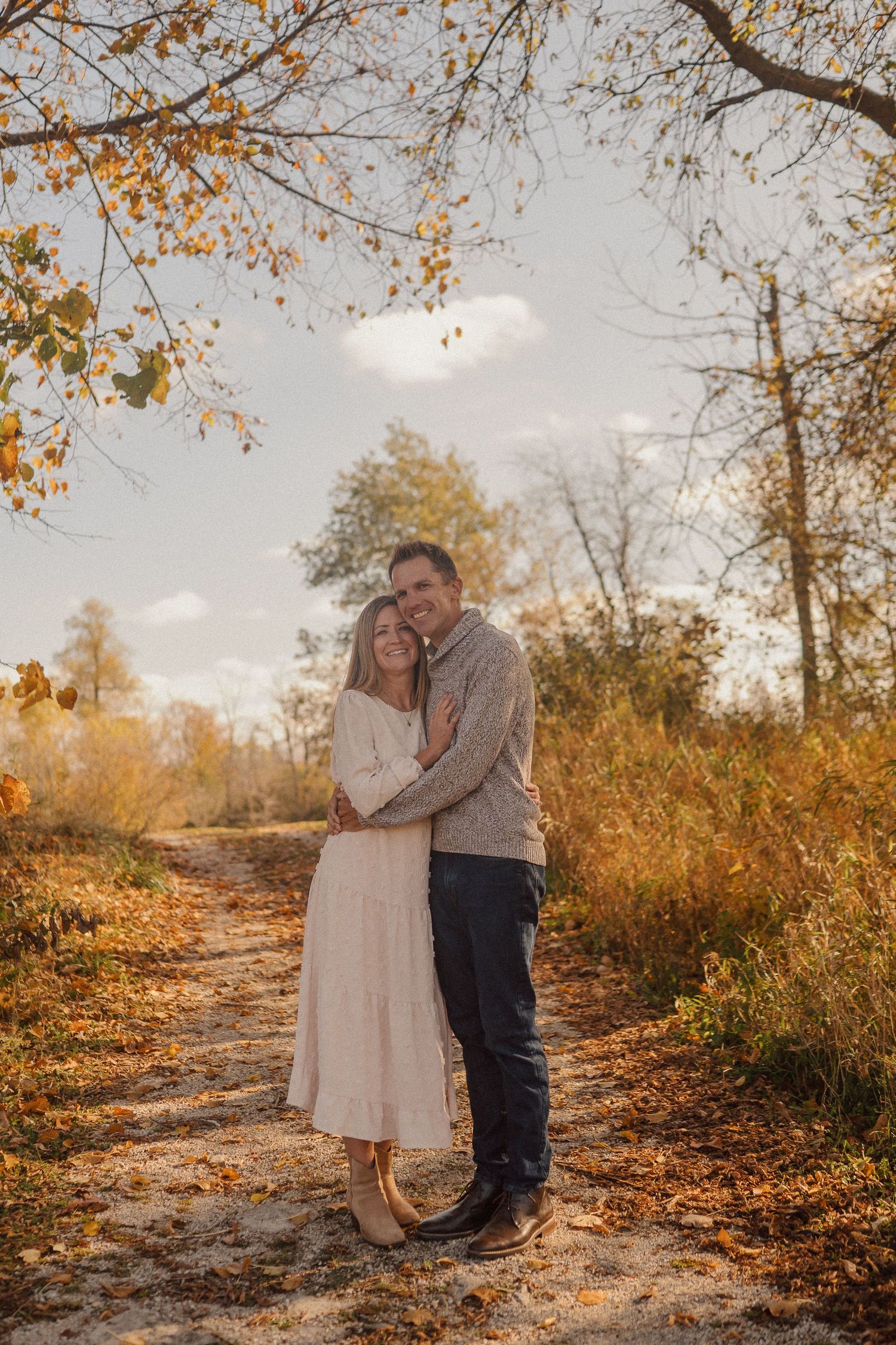A romantic autumn photoshoot showing tender moments between a couple in nature.