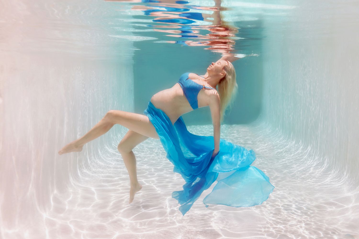 Gold Coast under water pregnancy photography.