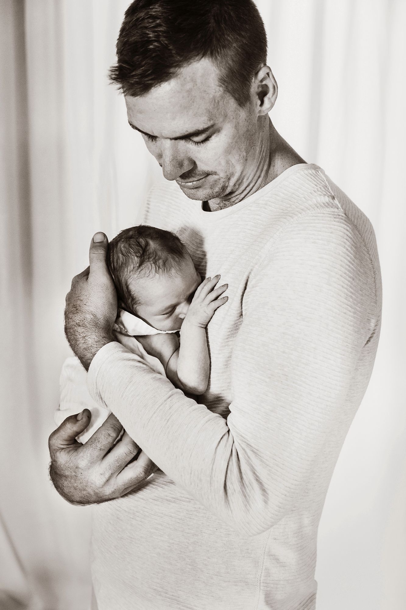 Newborn family photographer Redlands, in the comfort of your home.