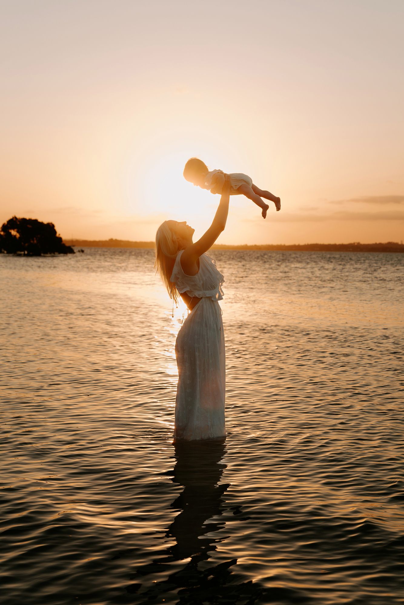 Wellington Point photographer illustrates sunset family photography.