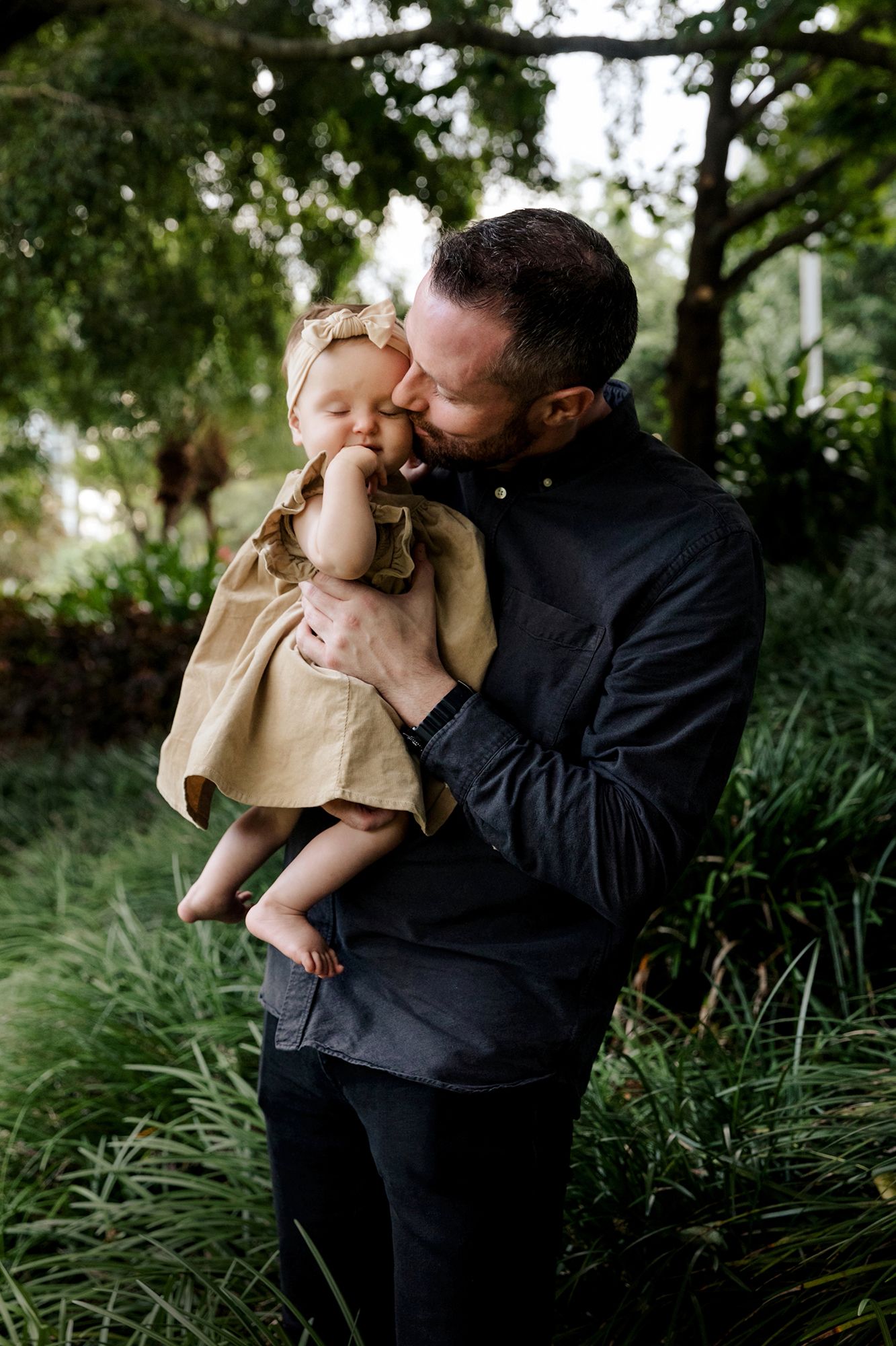 Family photographer takes photo of father and daughter at the Botanical Gardens, Brisbane city.