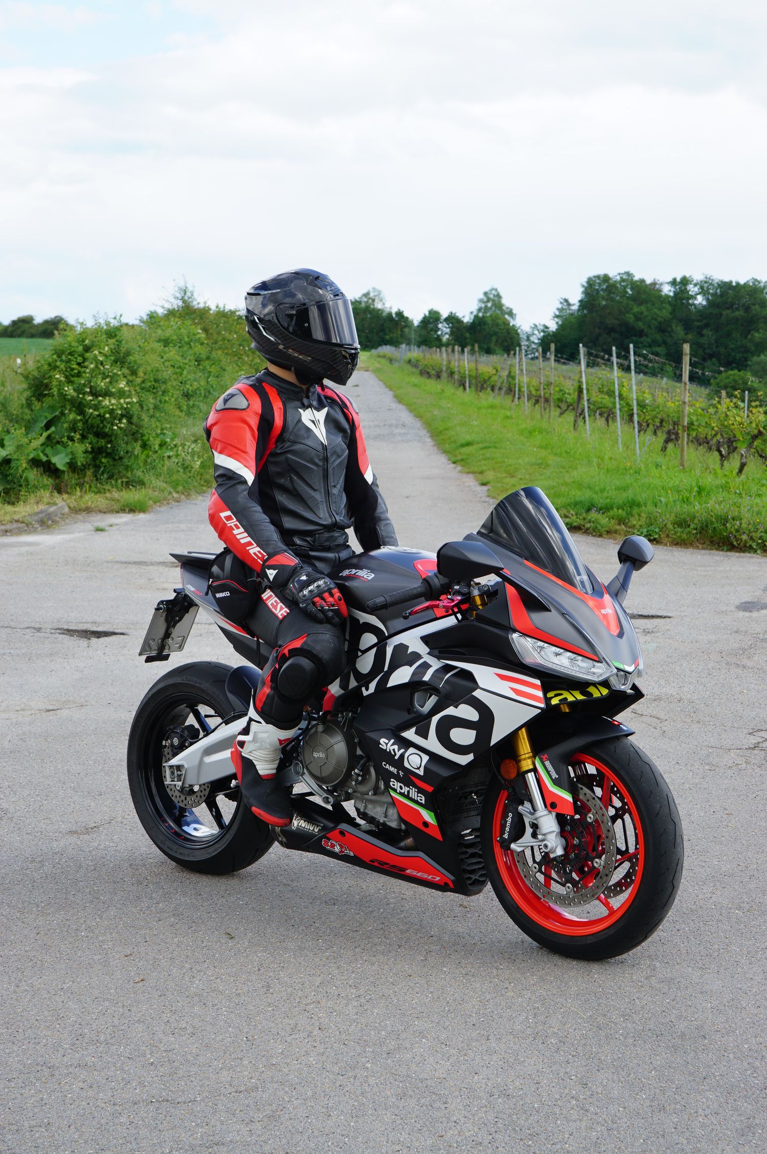 Sportbike Motorrad auf einer Landstraße in Stuttgart