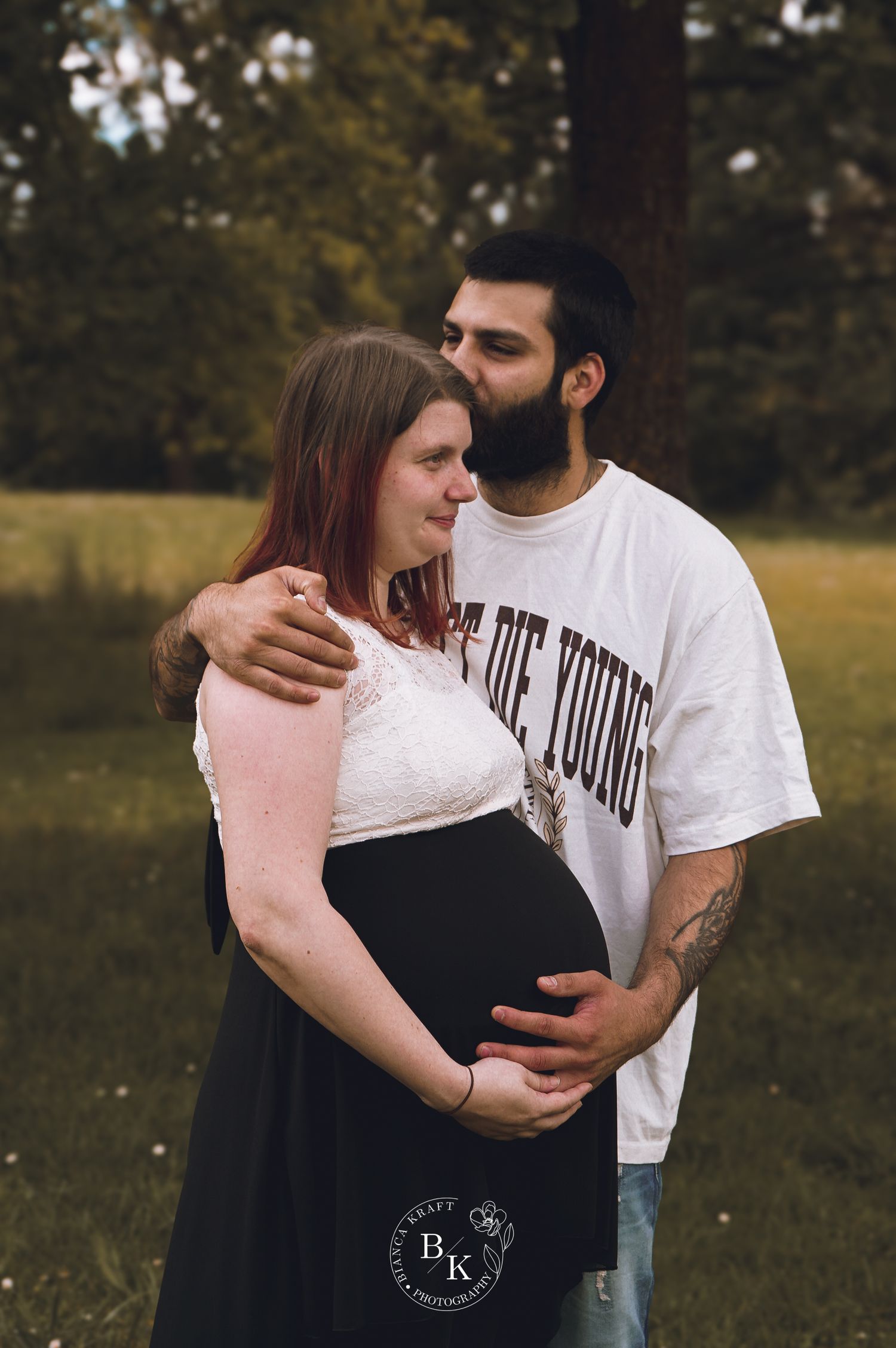 Schwangere bei Babybauchshooting im Grünen in Stuttgart