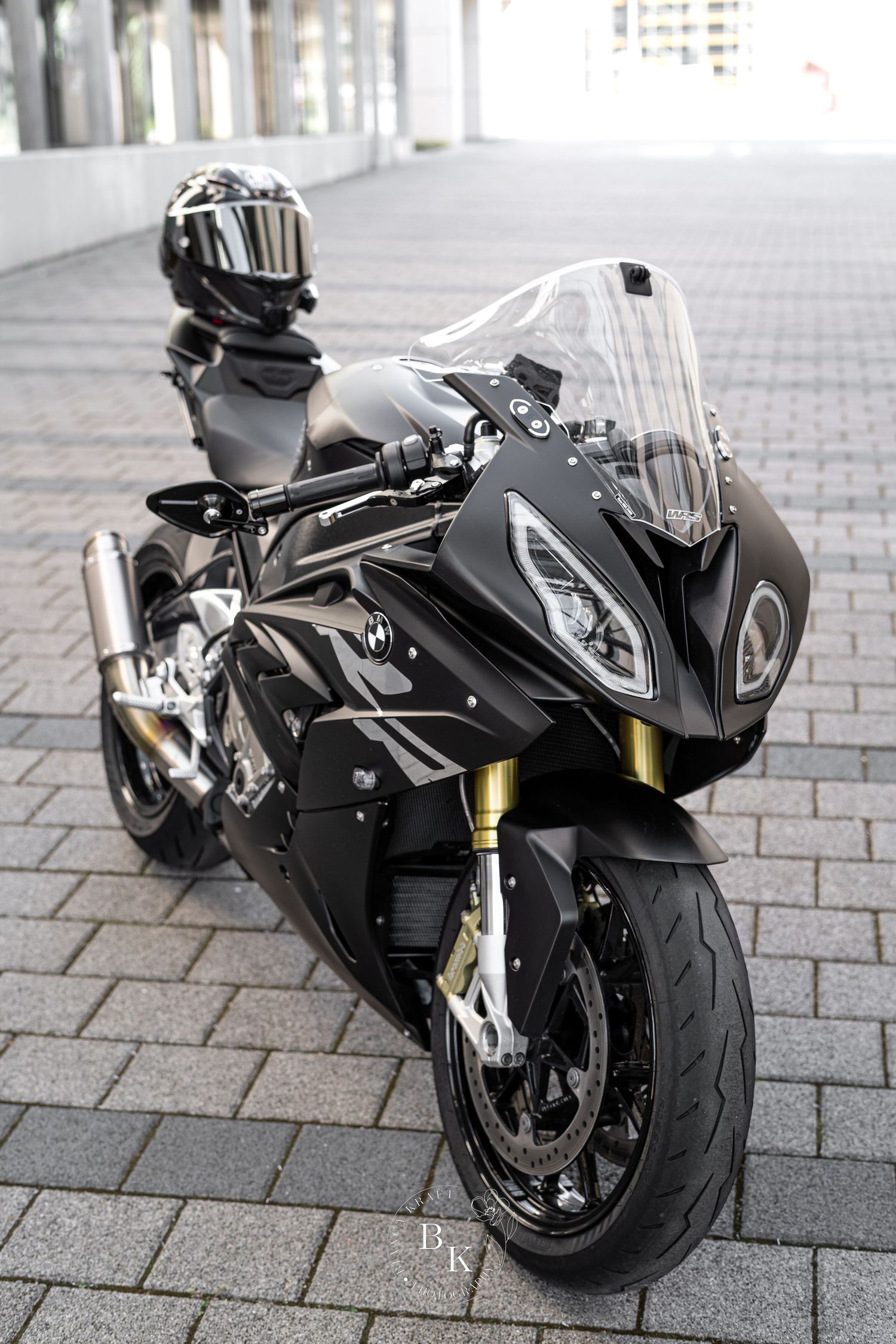 Sportbike Motorrad auf einer Landstraße in Stuttgart