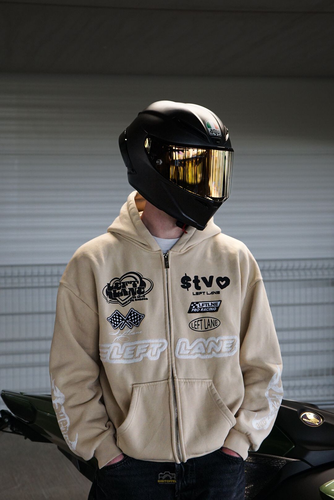 Sportbike Motorrad auf einer Landstraße in Stuttgart, leftlane