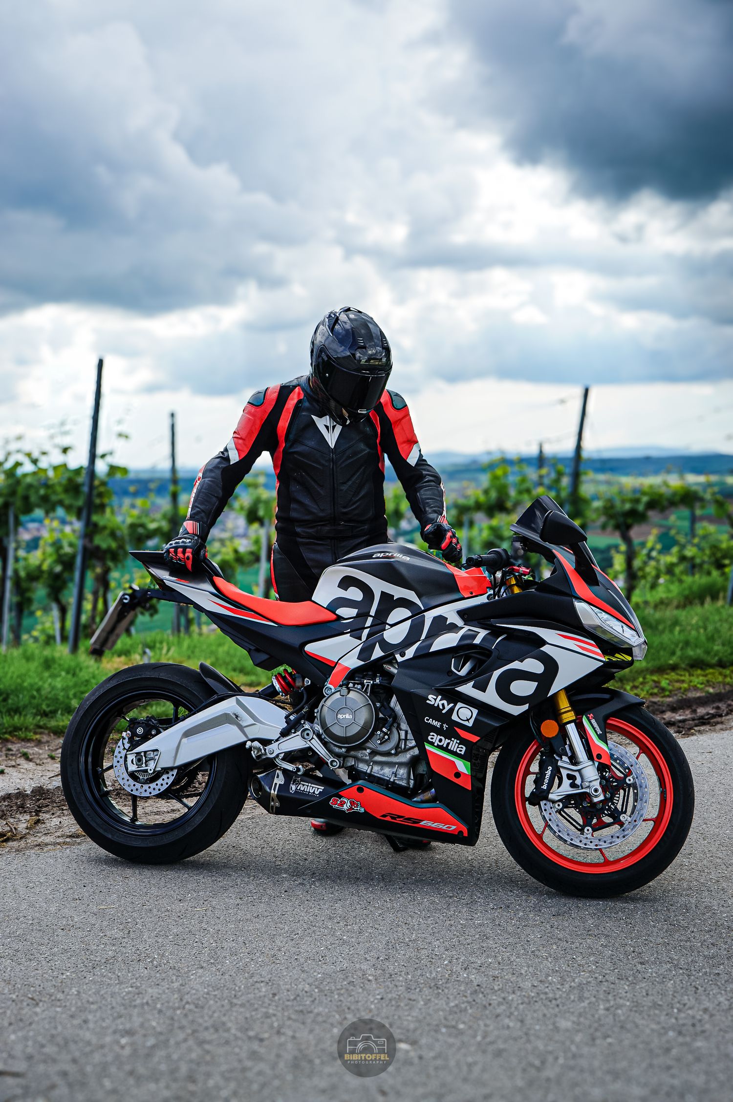 Sportbike Motorrad auf einer Landstraße in Stuttgart