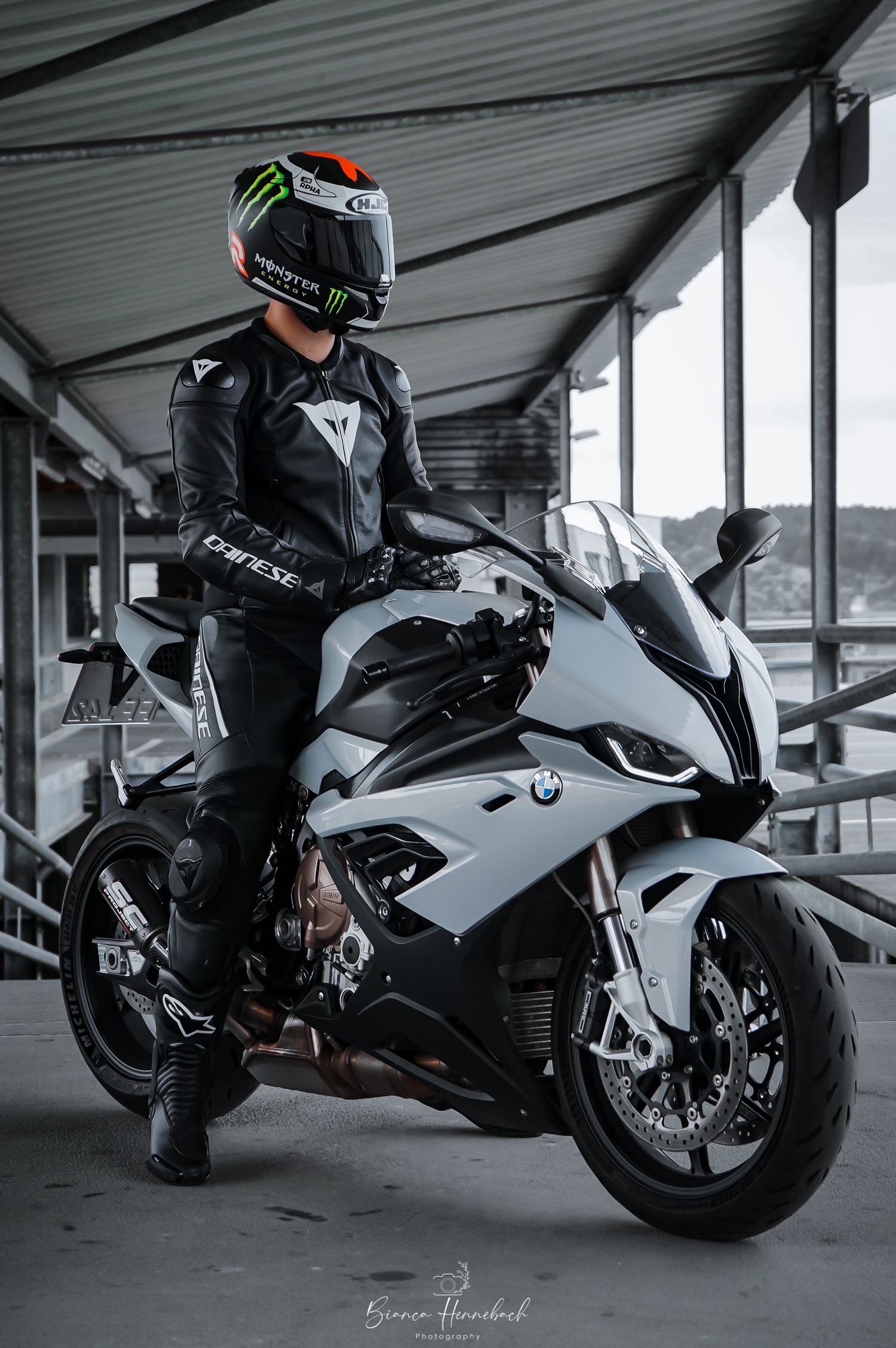 Sportbike Motorrad auf einer Landstraße in Stuttgart