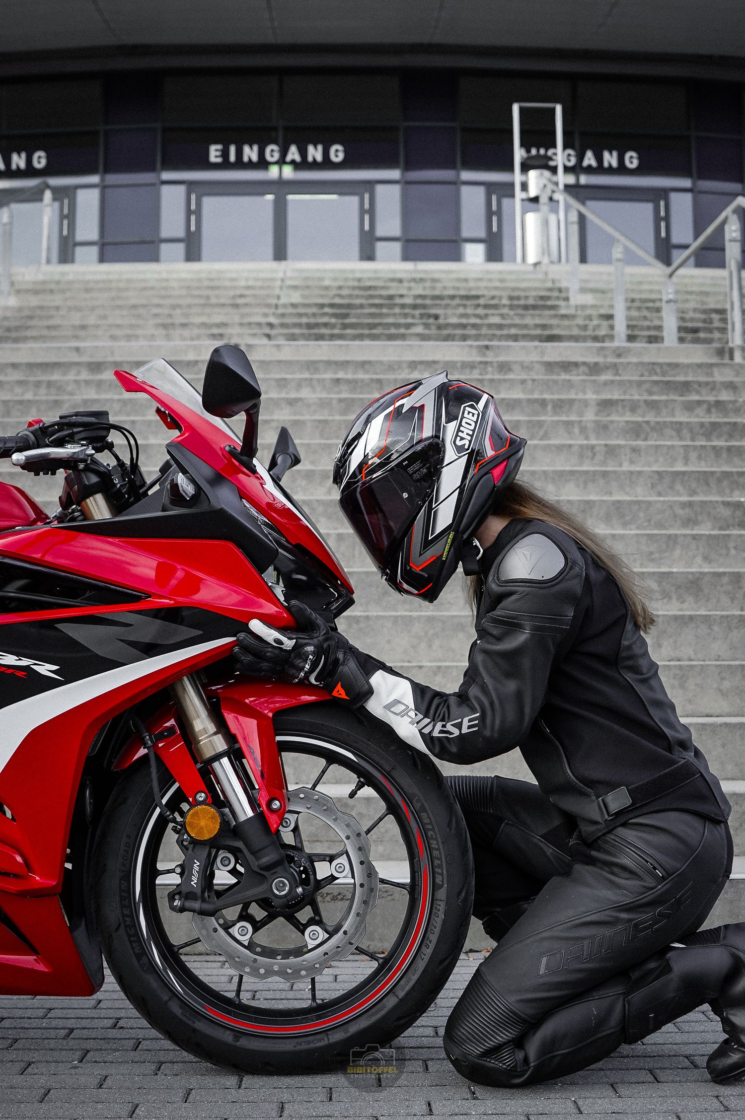 Sportbike Motorrad auf einer Landstraße in Stuttgart