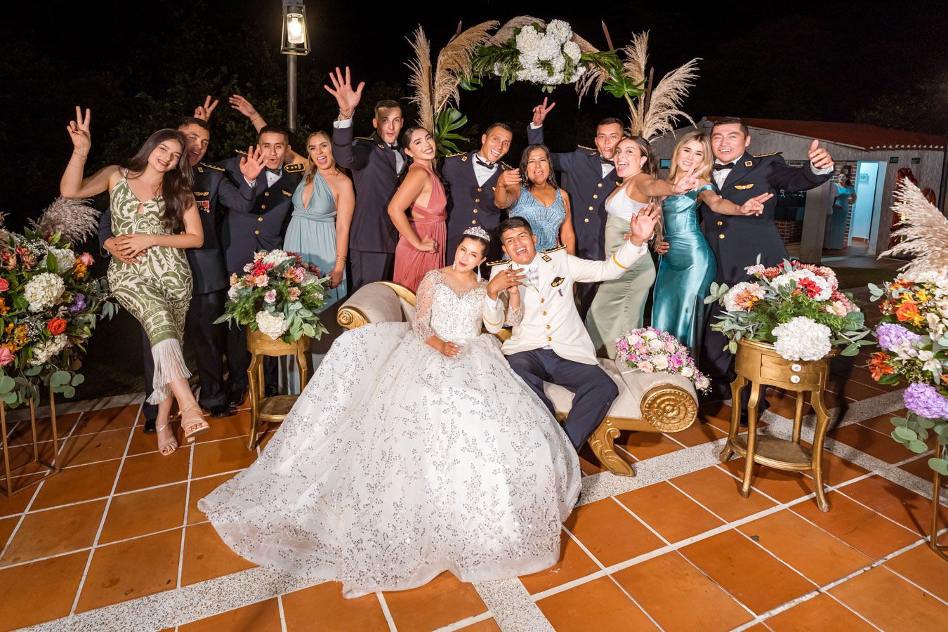 Toda la fiesta de bodas reunida para una foto final llena de energía con los novios