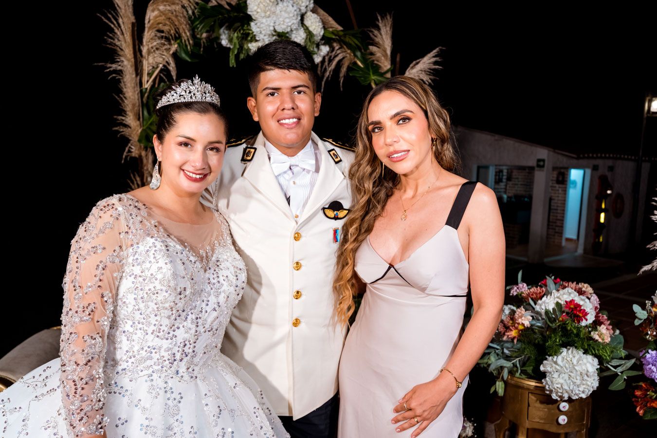 La novia y el novio fotografiados con dos invitadas durante la celebración de su boda
