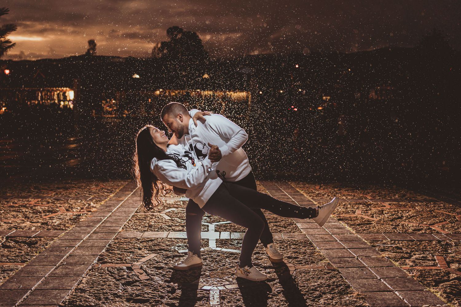 Foto de boda bajo la lluvia con flash creativo, por Prime Studios en Guatavita