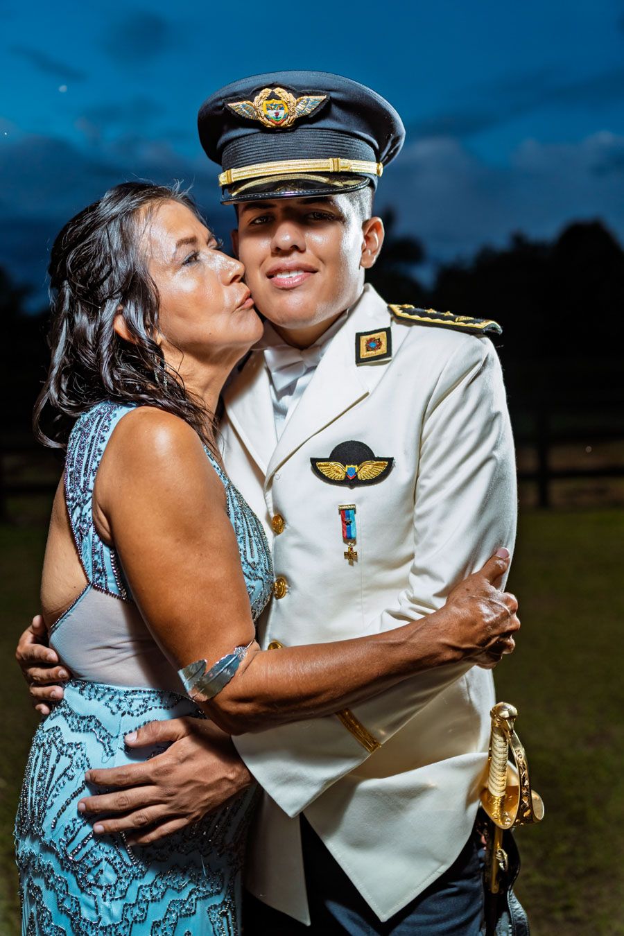 Primer plano del novio Cris abrazando a la novia Leidy en un retrato de su boda en Villavicencio