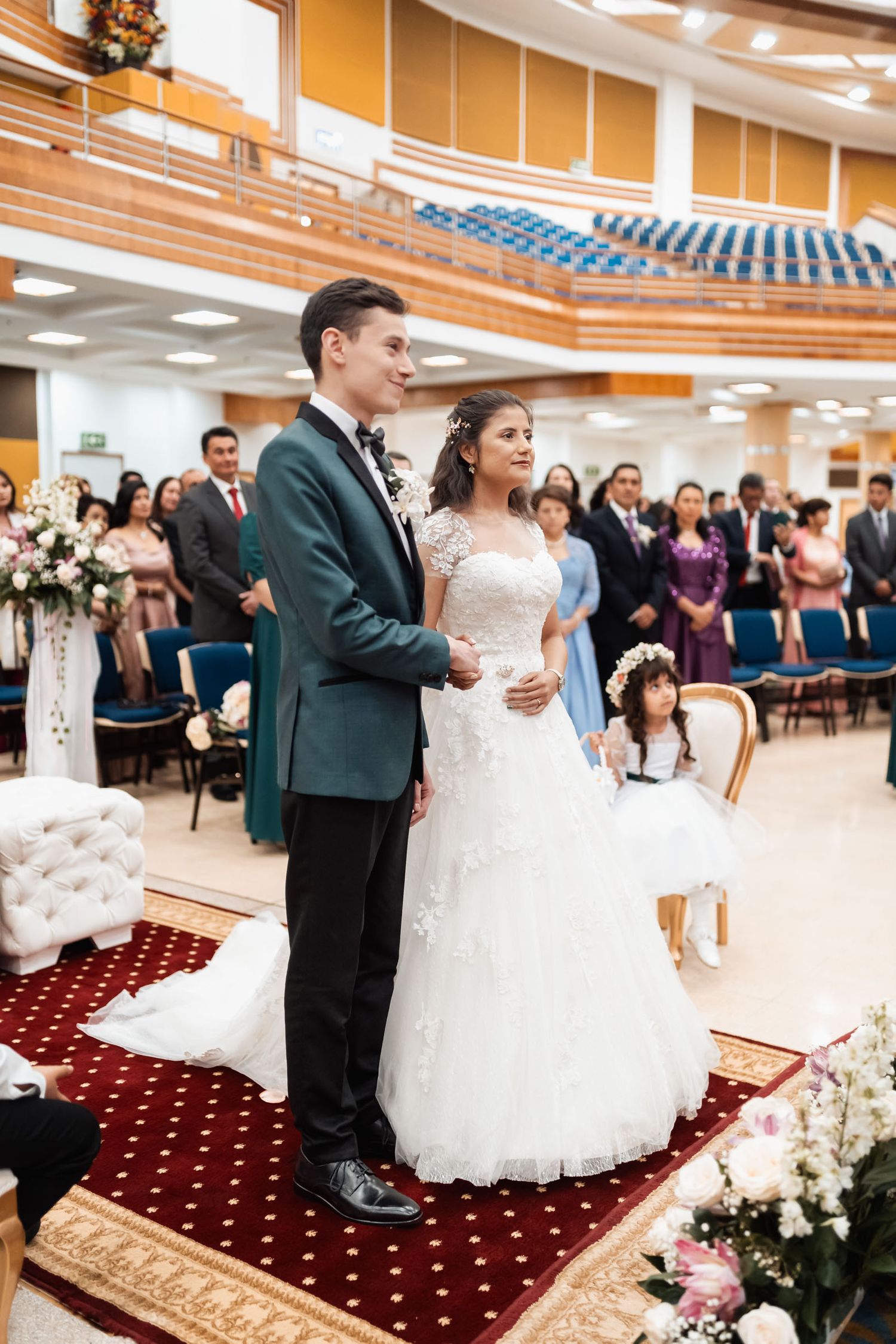 Novios en el altar durante ceremonia de boda con invitados presentes