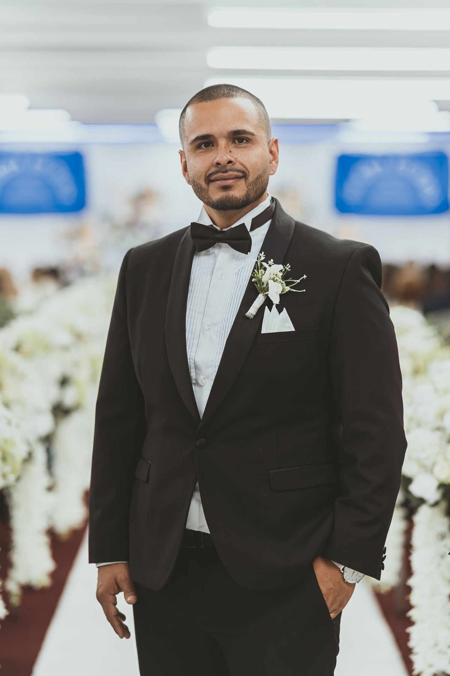 Retrato de Novio luciendo su traje hacia el altar