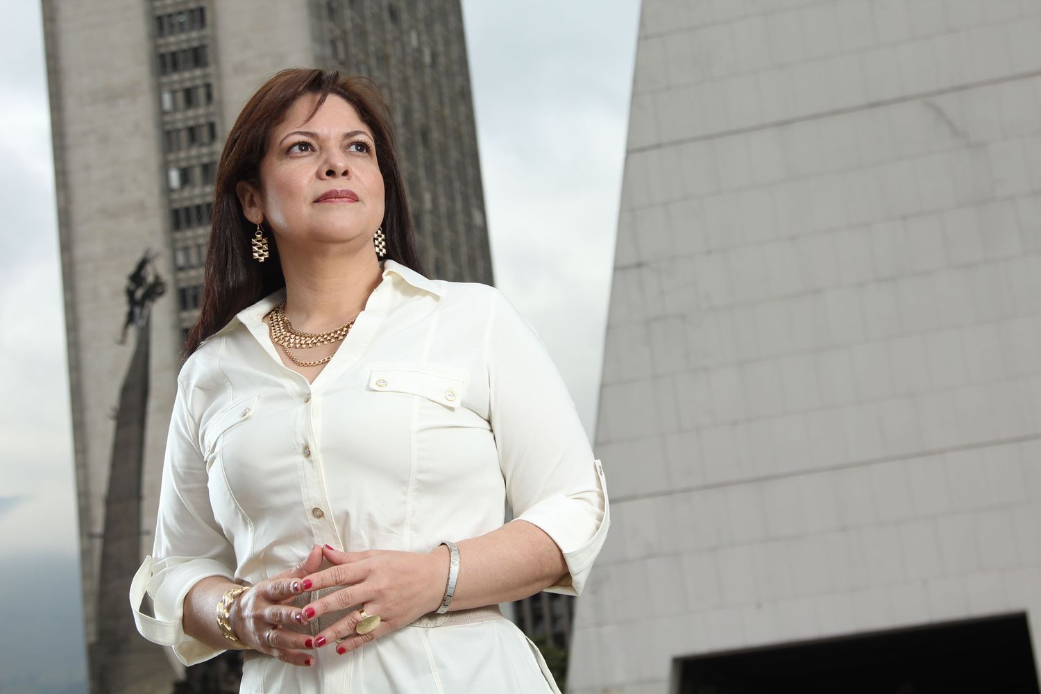 Retrato profesional de una mujer mirando al horizonte