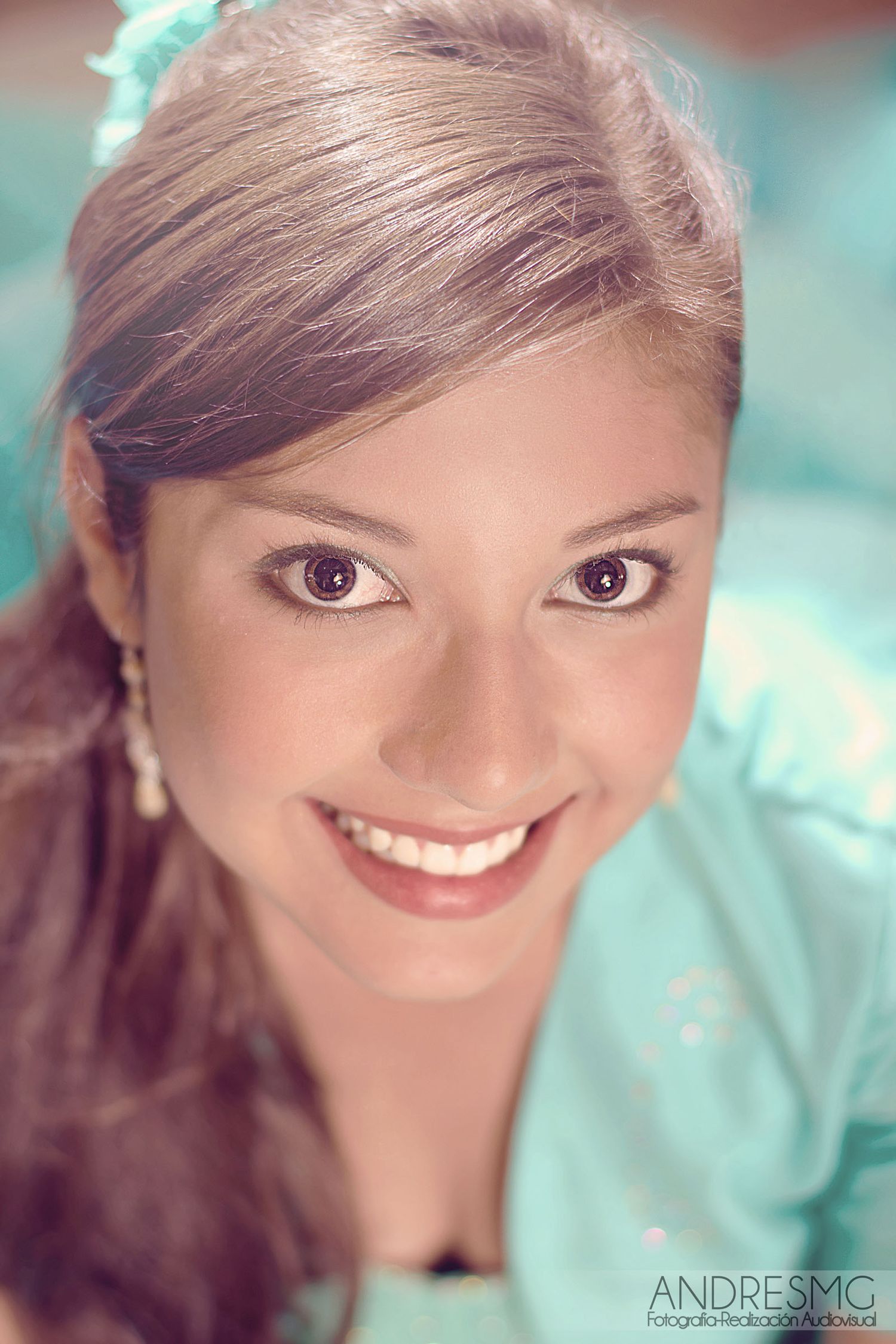 Retrato primer plano joven sonriente con vestido color aguamarina; luz suave. Sesión quinceañera.
