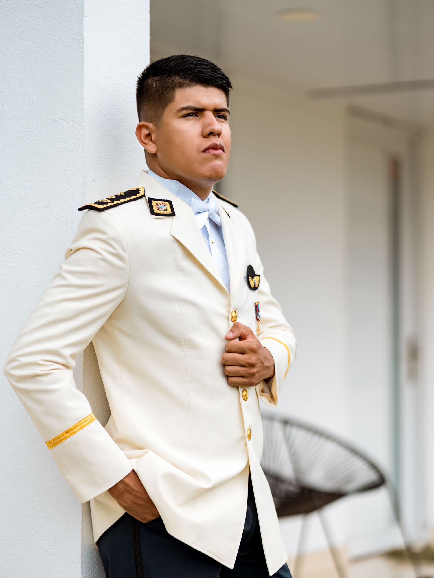 Retrato de cuerpo entero del novio con su uniforme militar el día de su boda en Villavicencio