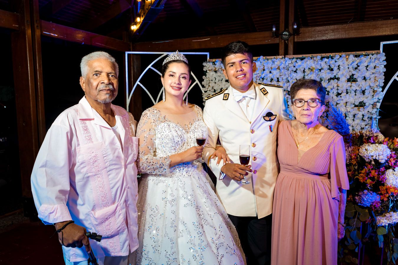 Recién casados Lposan para una foto familiar con sus abuelos durante la recepción de la boda