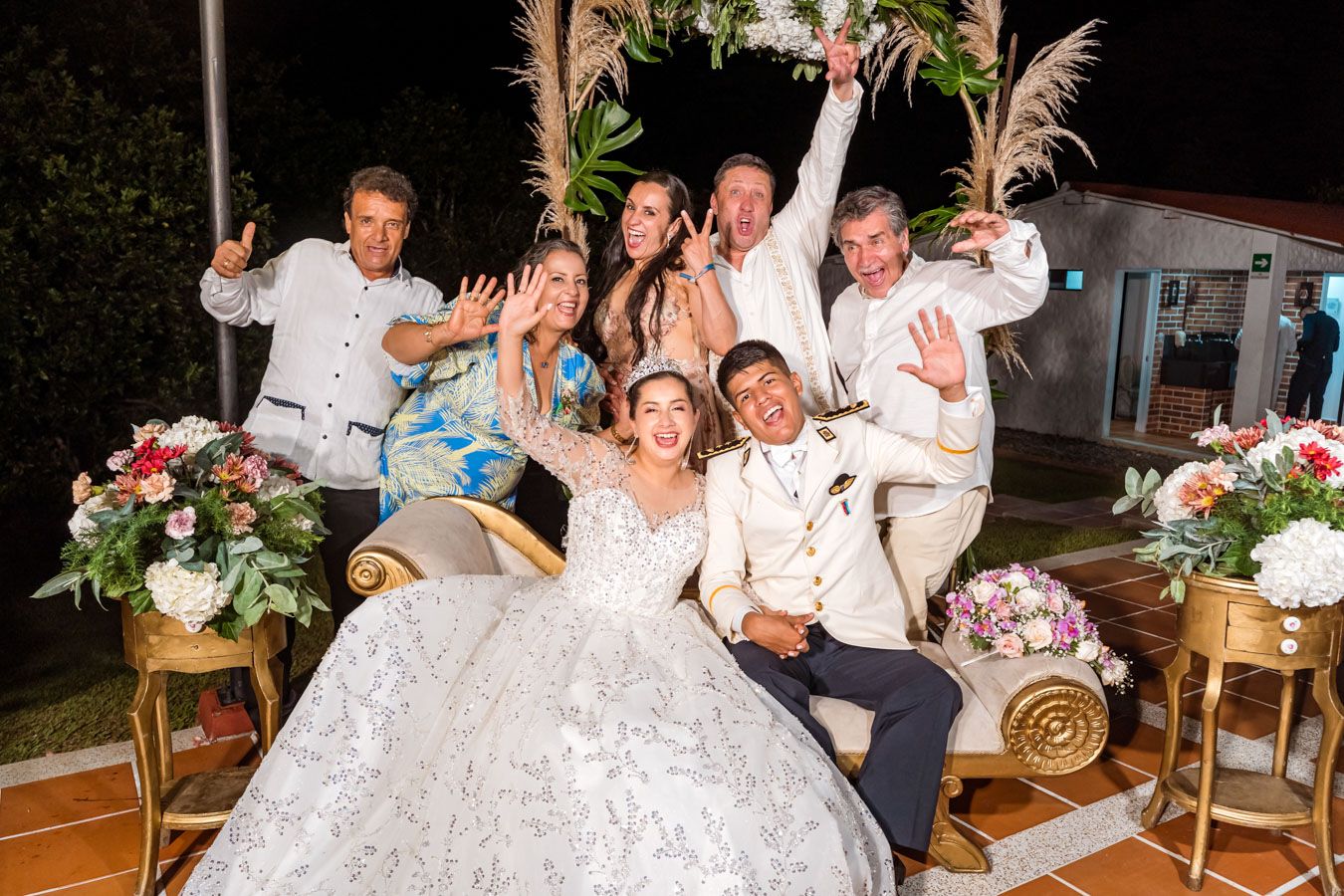 Alegría y celebración en esta foto de grupo espontánea de la boda de Leidy y Cris