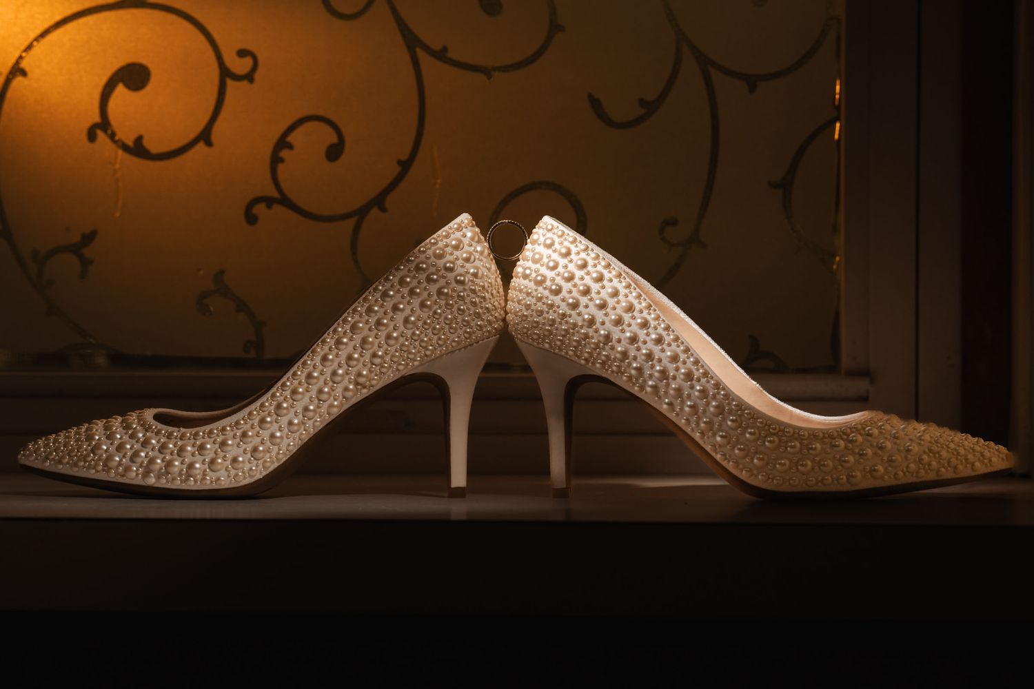 tacones de novia con una iluminación dramática en un ambiente cálido
