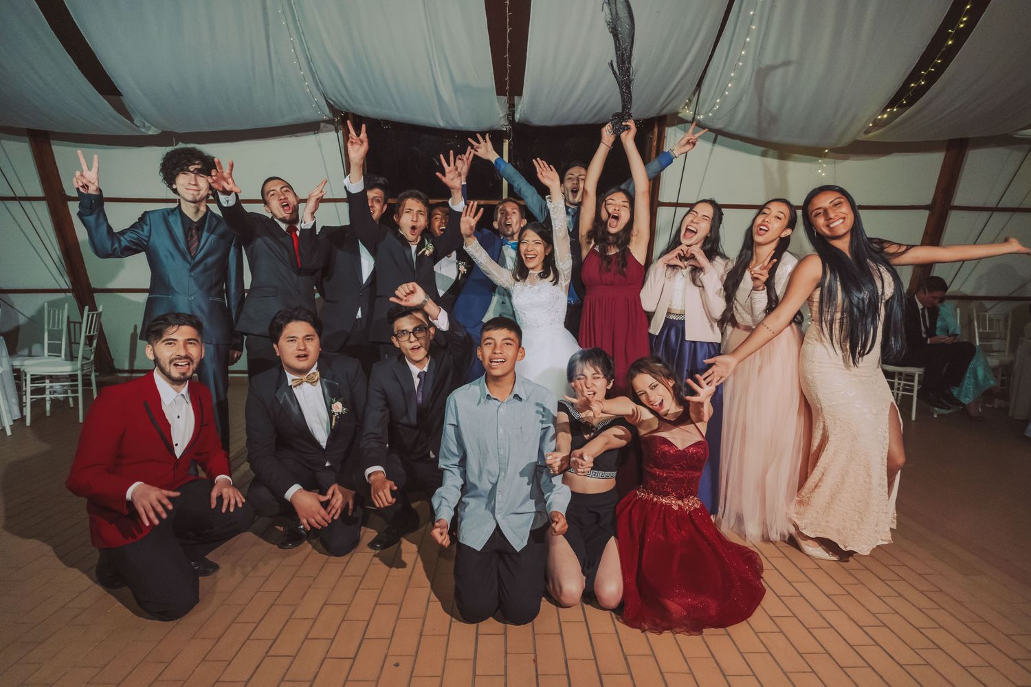 Novios e invitados en una foto grupal divertida en su fiesta de bodas en Cajicá