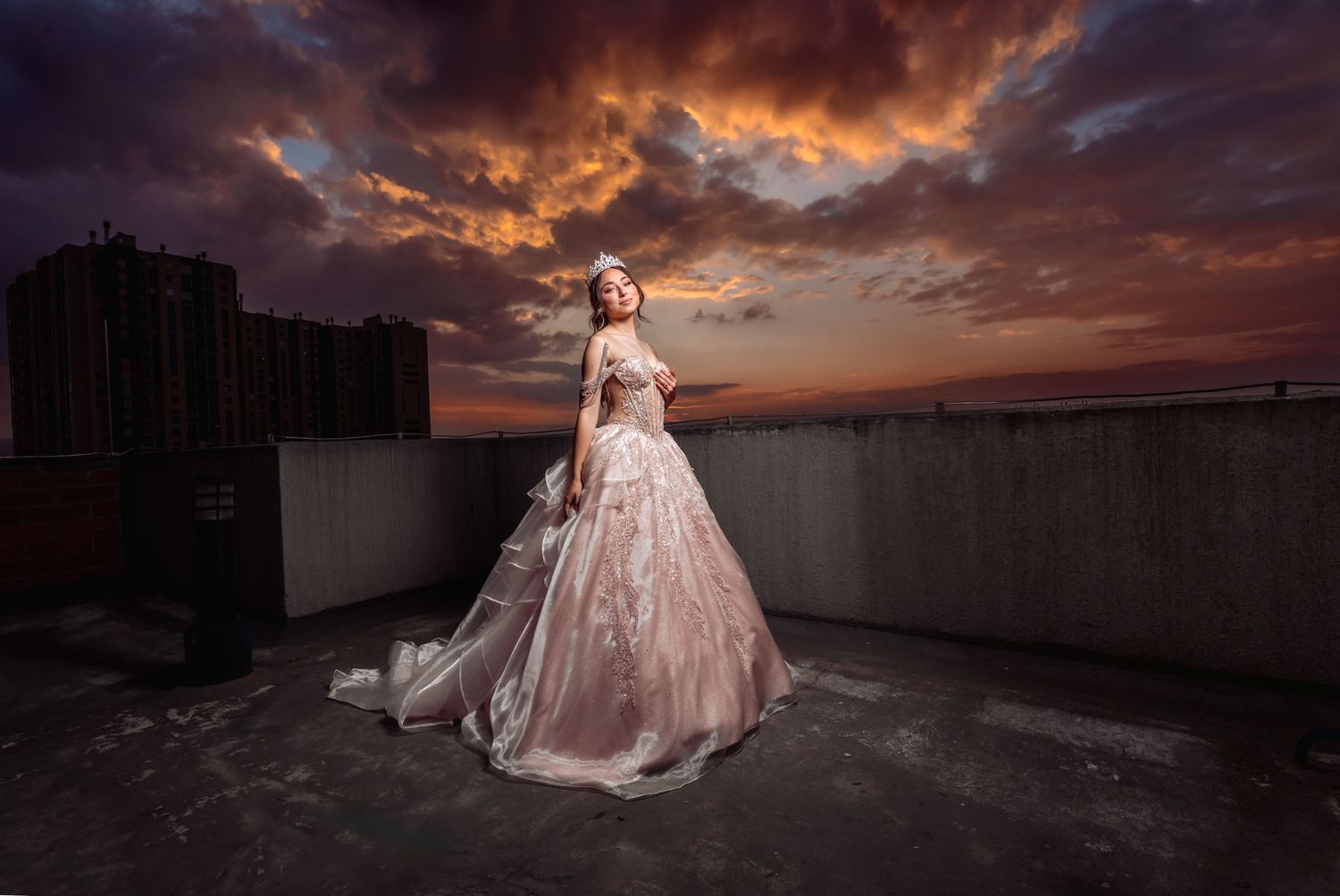 Fotografía artística de quinceañera con vestido elegante e iluminación creativa - Prime Studios