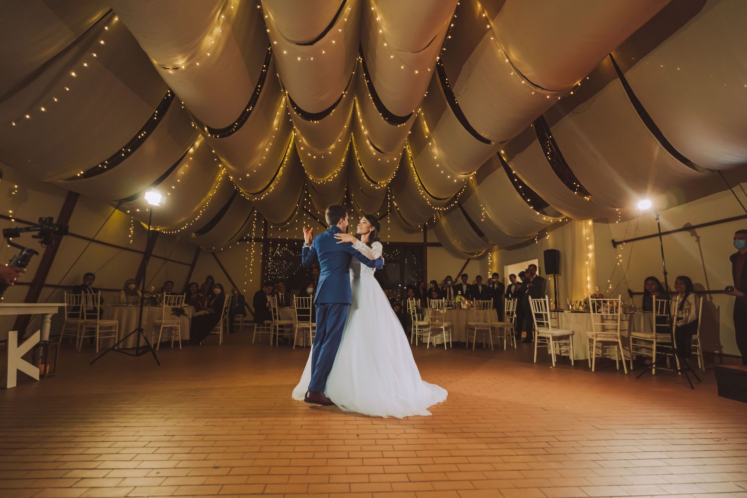 Novios bailando en el centro de la pista, foto en blanco y negro de boda en Cajicá.