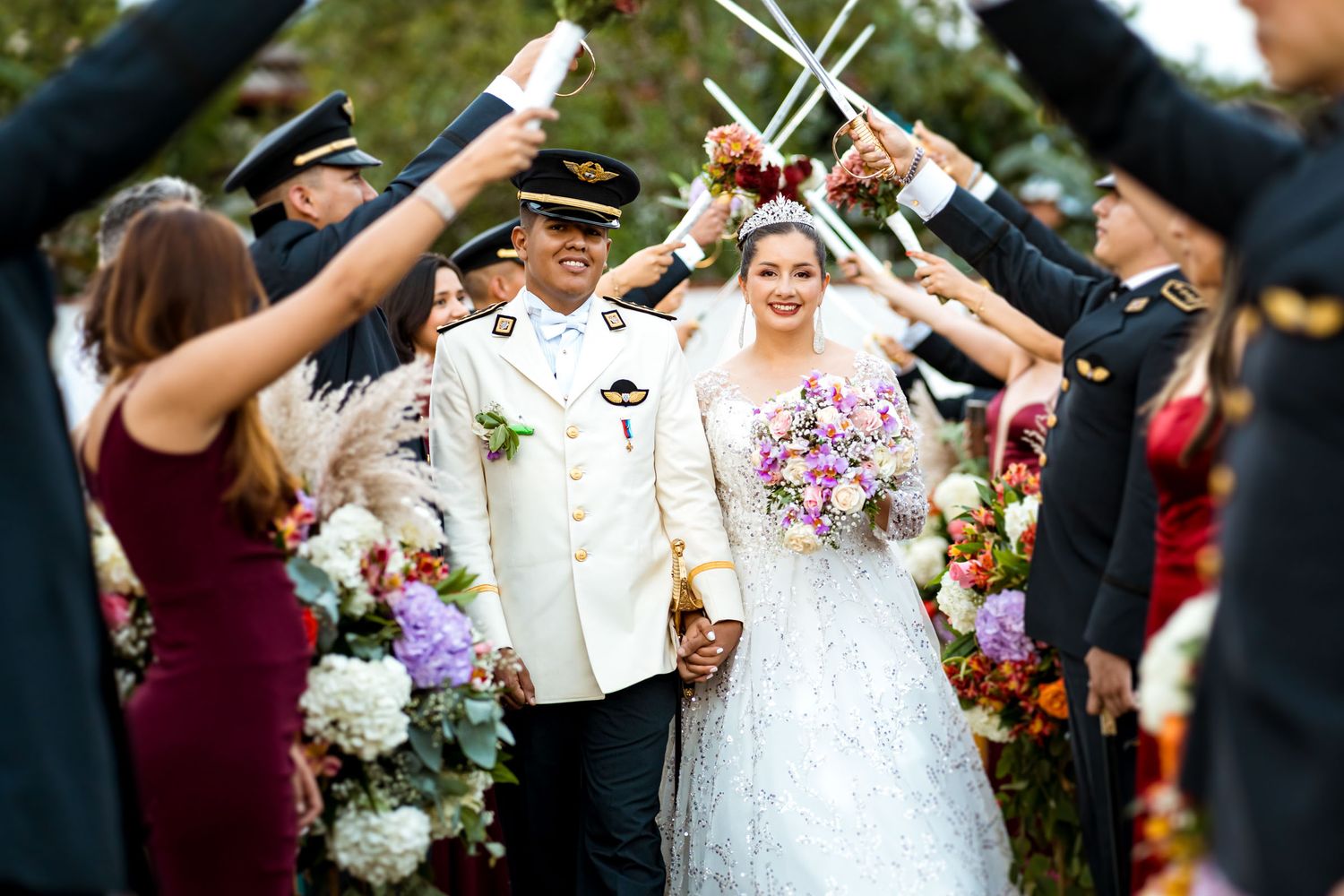Cortejo militar crea el puente de acero con sus sables para honrar a los novios