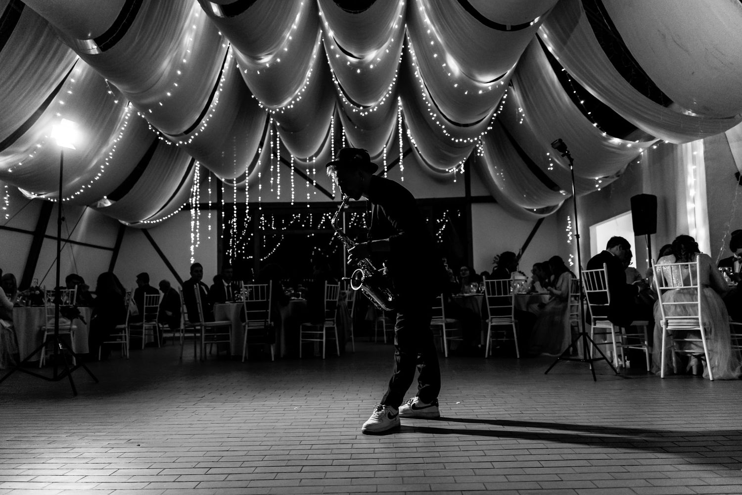 Novios bailando el vals en la recepción de su boda en Cajicá.