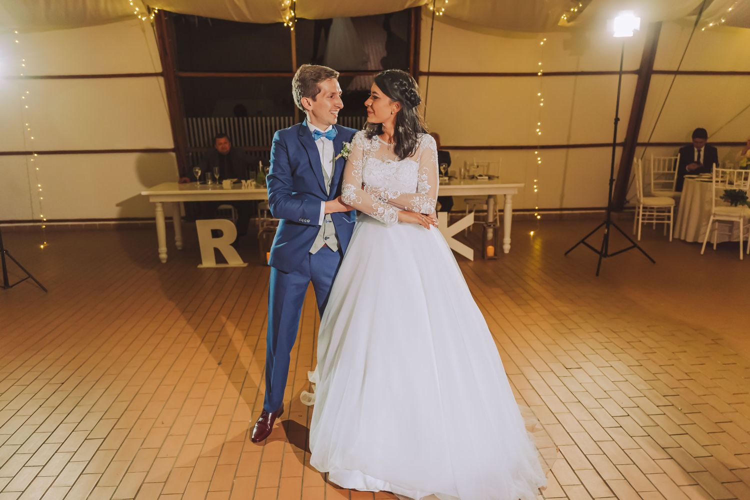 Novia y novio sonriendo mientras bailan en su fiesta de bodas en Cajicá.
