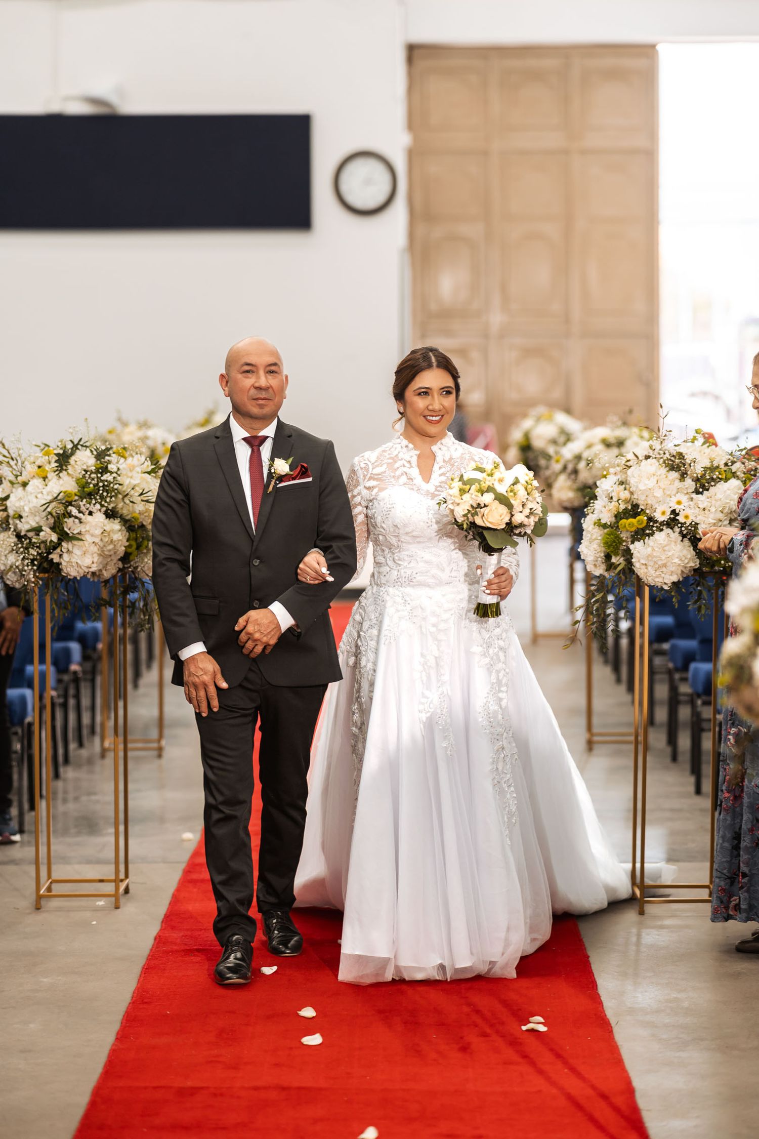 Novia y su padre ingresan a la iglesia durante su entrada en ceremonia de boda IDMJI.