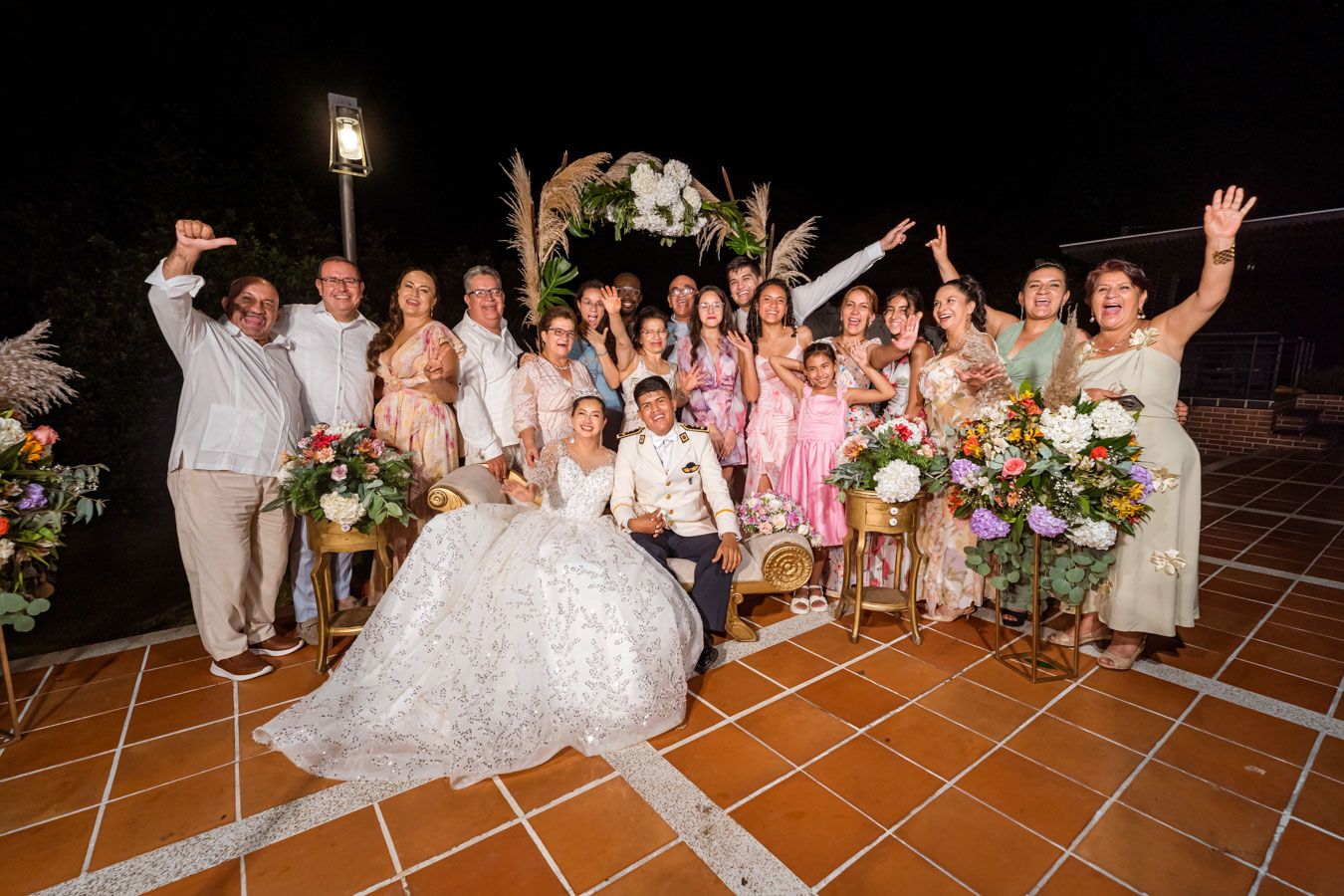 Novios junto a las damas de honor y padrinos en una foto grupal de la boda