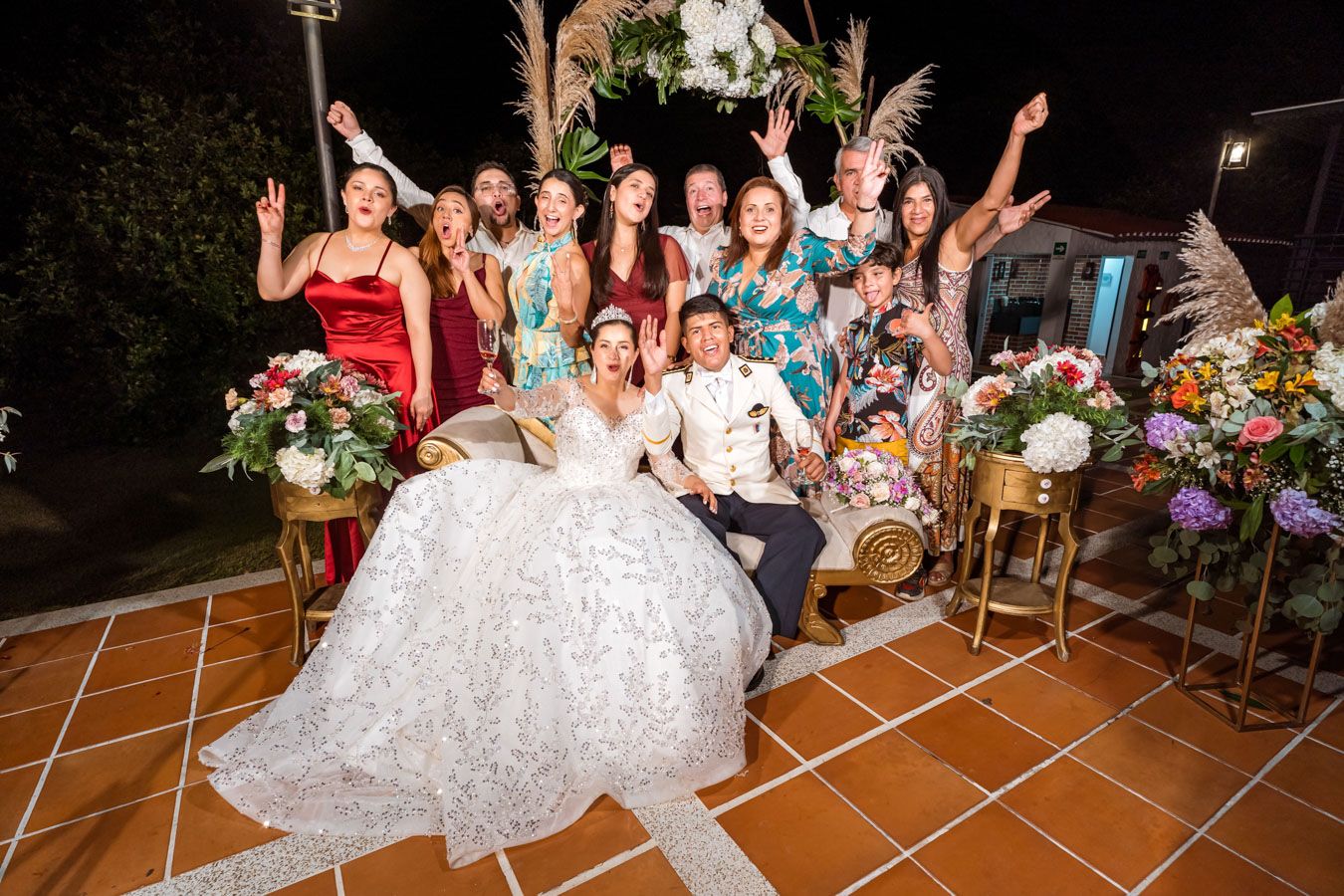 La fiesta de bodas de Leidy y Cris culmina con una foto grupal llena de alegría y celebración