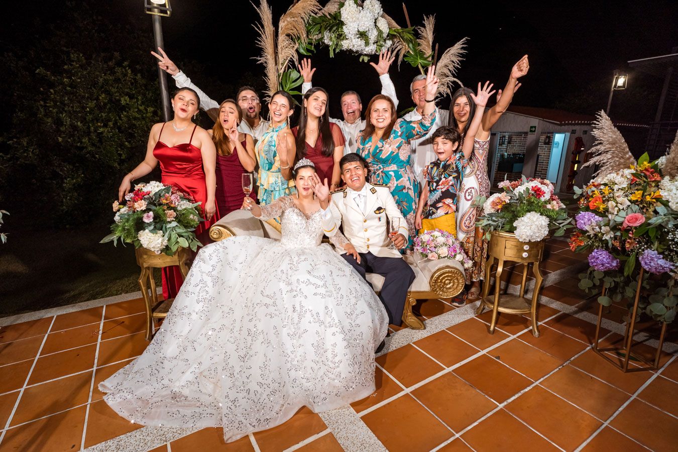Recuerdo fotográfico de la novia junto a su corte de damas de honor.