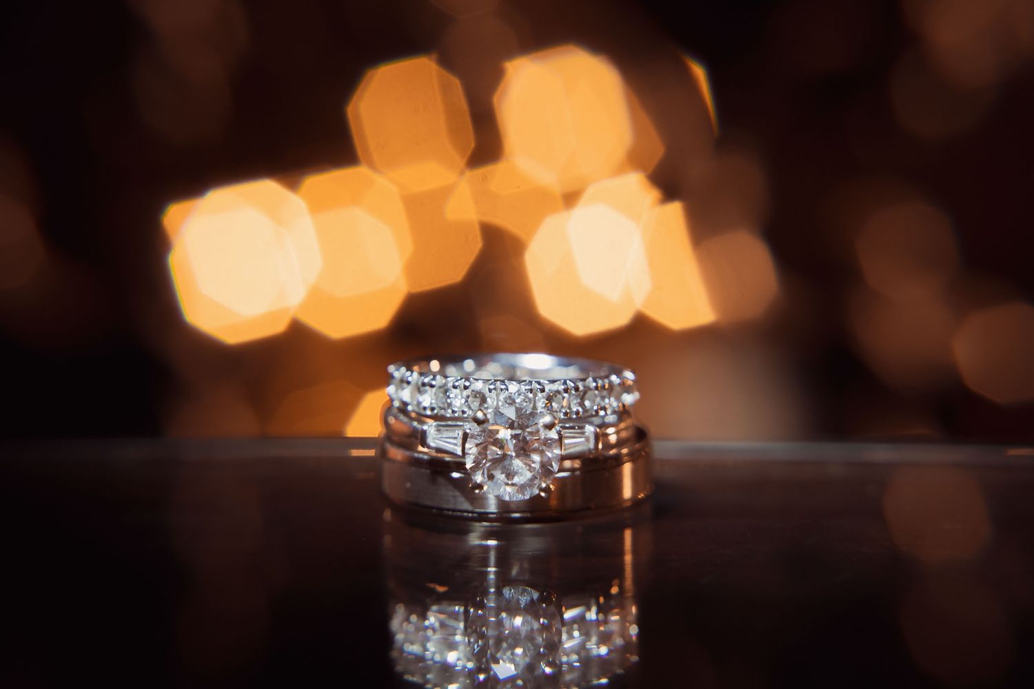anillos de boda con un fondo de luces y un bokeh naranja y amarillo