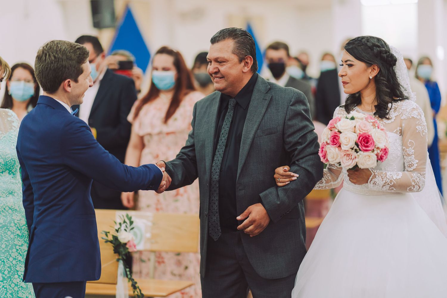 Novio saludando al padre de la novia en el altar durante la ceremonia en Cajicá.