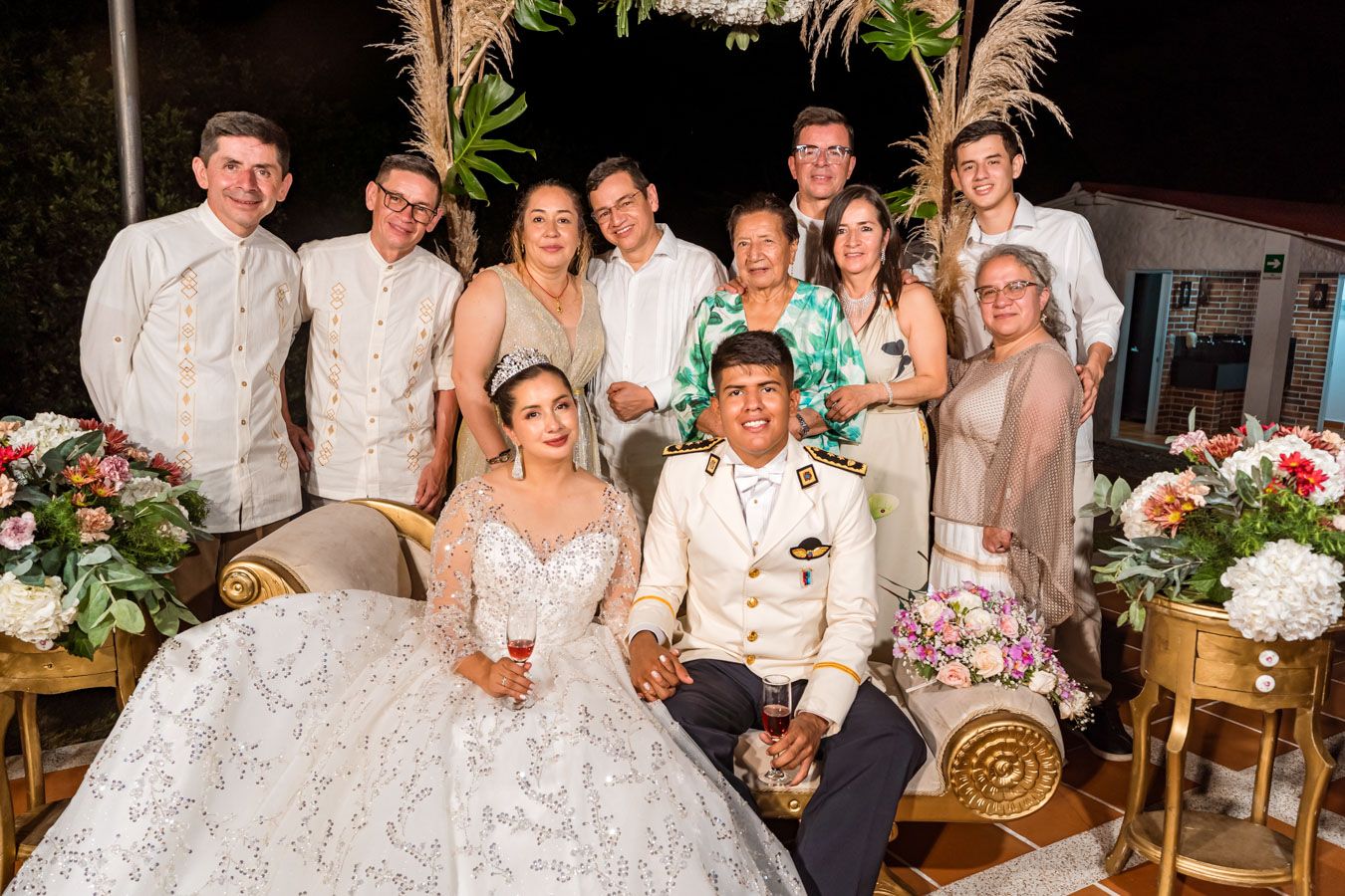 Retrato de grupo completo con los novios y sus invitados en su boda en Villavicencio