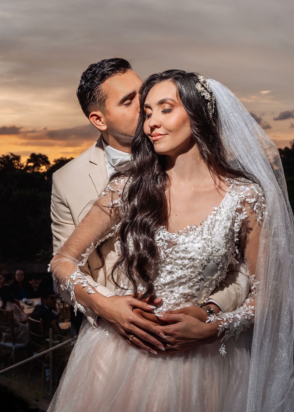 Novios sonríen y usan gafas divertidas en su boda exterior de noche, rodeados de luces cálidas. Fiesta.