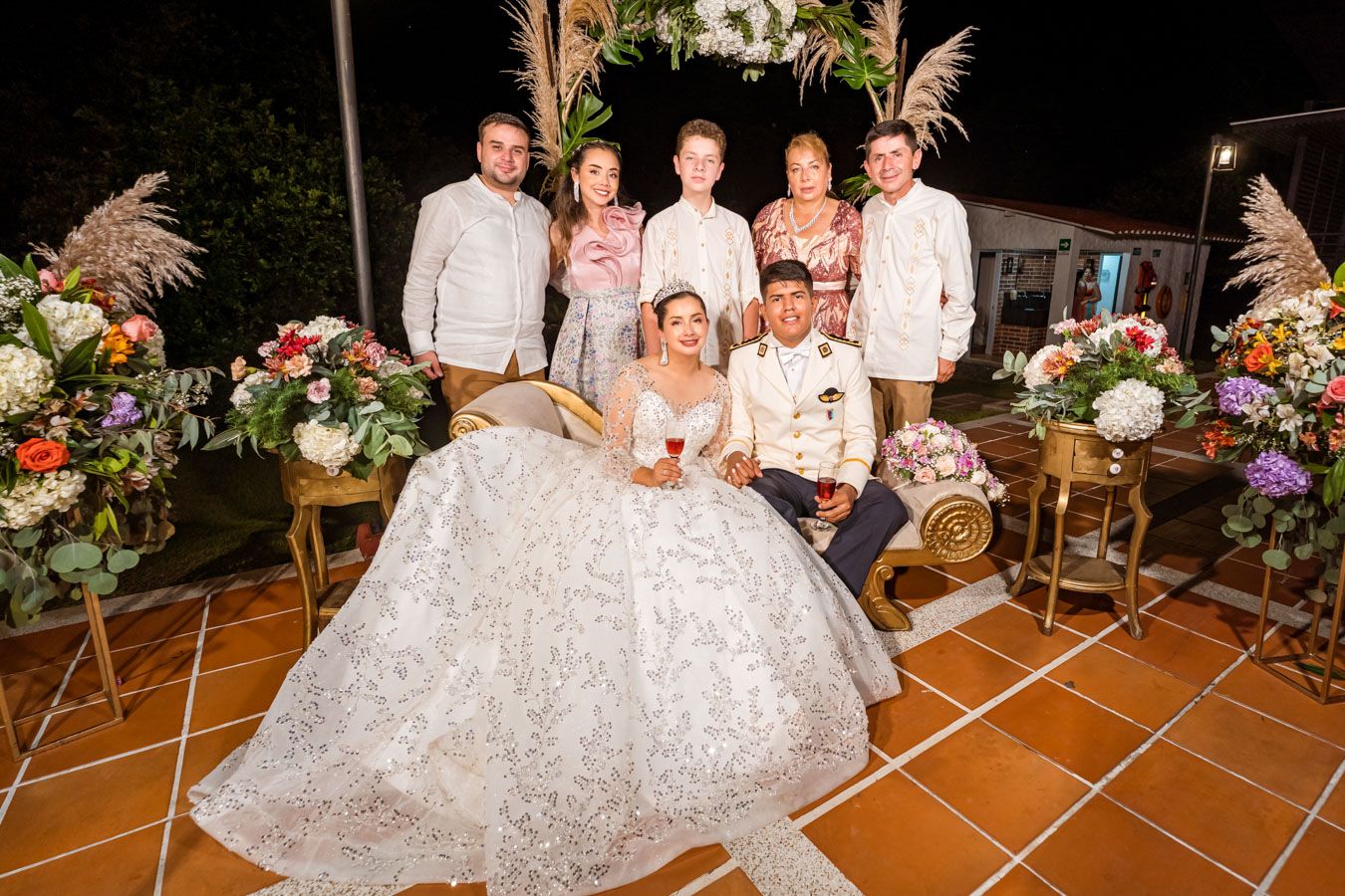 Novias posan para recuerdo fotográfico con su familia