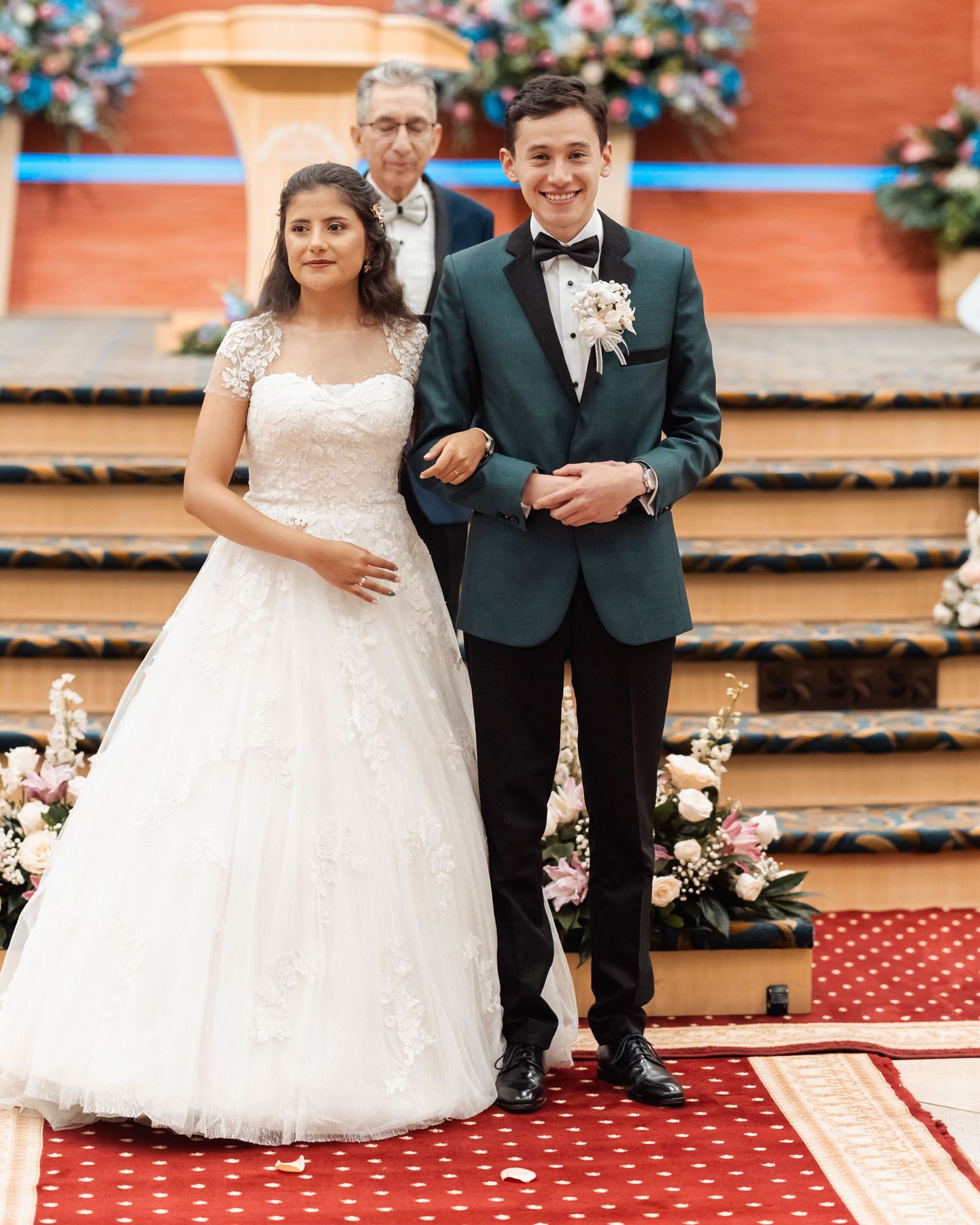 Novios unidos frente a altar decorado durante ceremonia de boda.