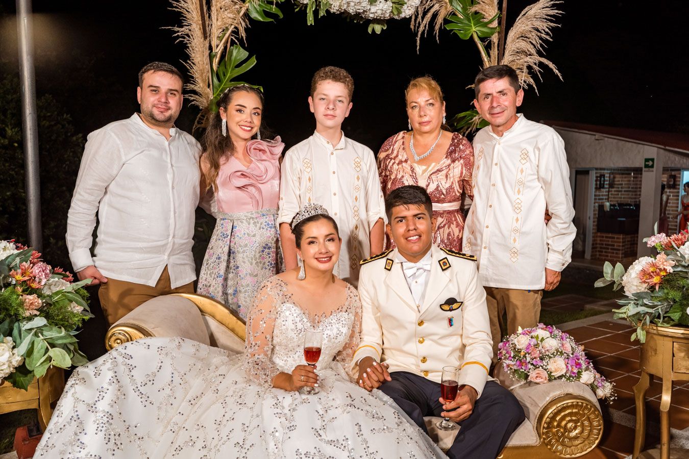 Toda la fiesta de bodas celebra con los recién casados en una foto grupal llena de energía