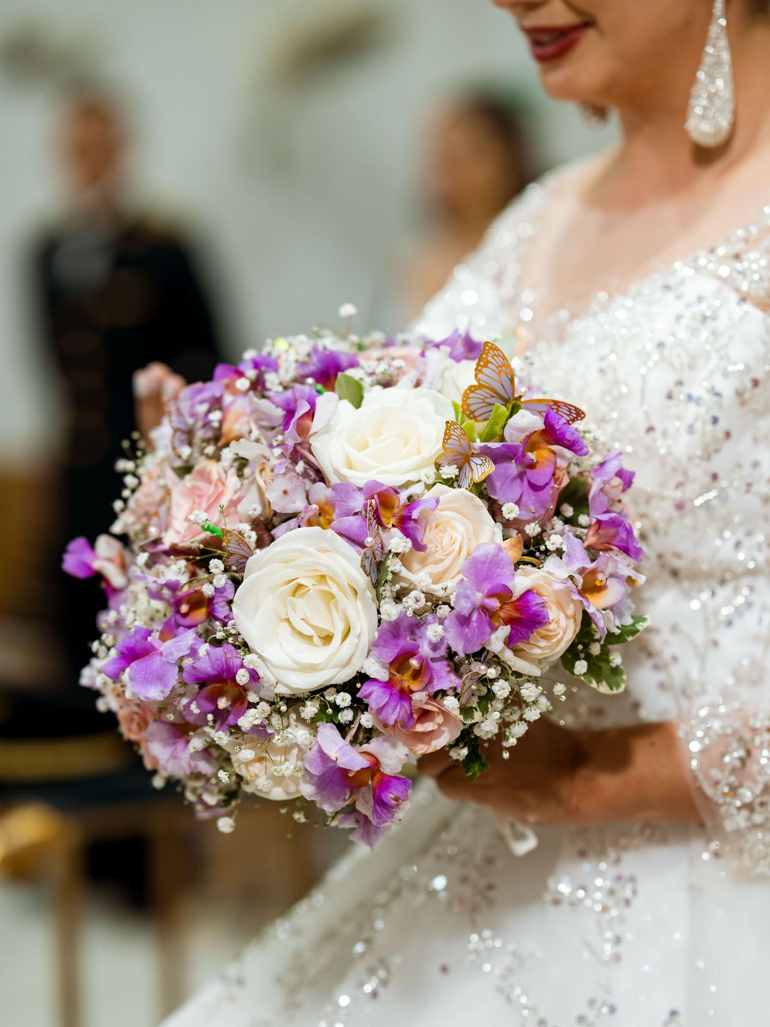 Detalle del ramo de la novia con rosas púrpuras, rosadas y blancas